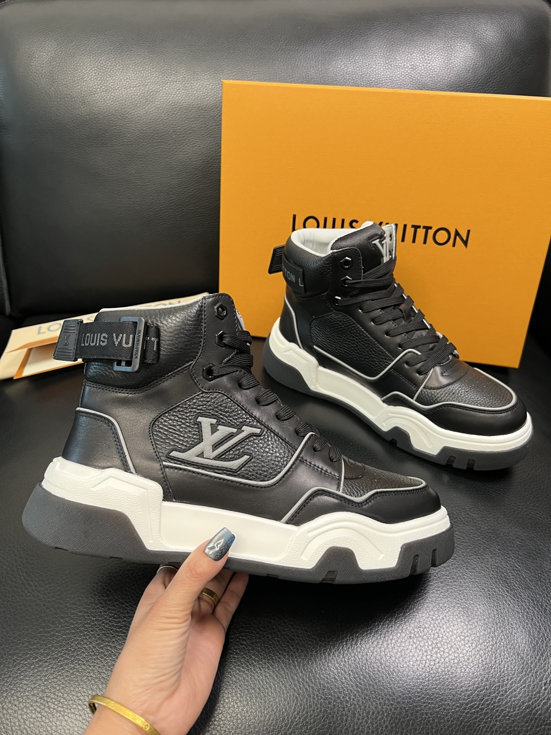 Lv 高品质 顶级工艺品 路易威登，高帮靴子专柜同步原厂配置，鞋面意大利进口，高品质拼接缤纷色彩复杂工艺