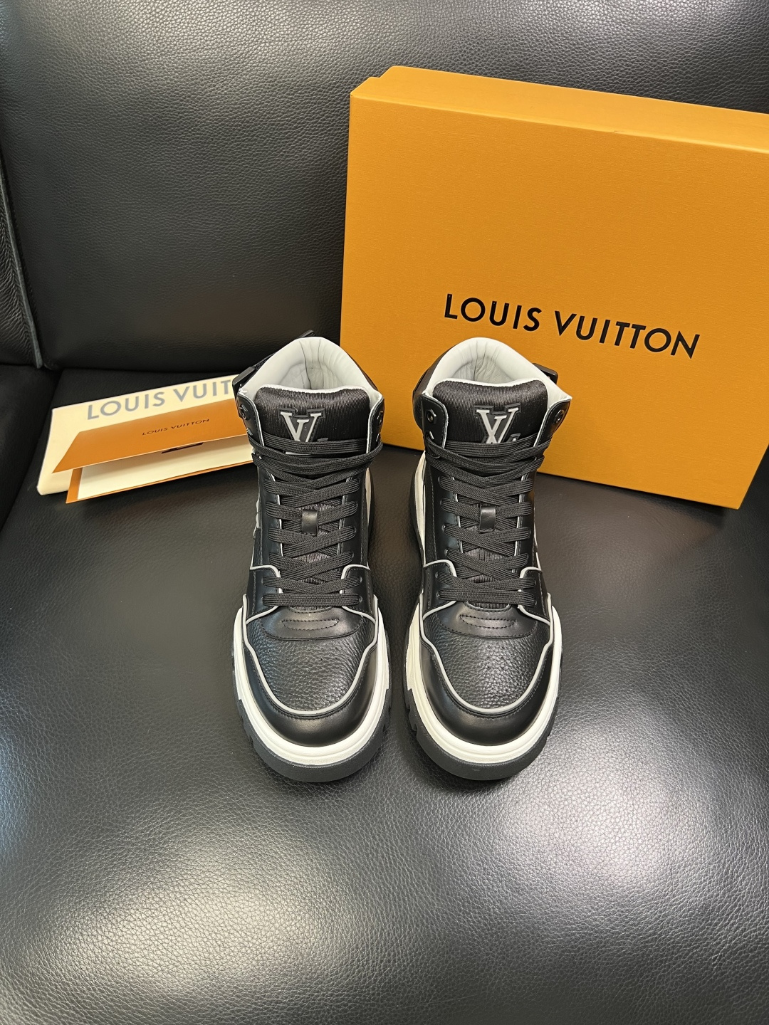 Lv 高品质 顶级工艺品 路易威登，高帮靴子专柜同步原厂配置，鞋面意大利进口，高品质拼接缤纷色彩复杂工艺