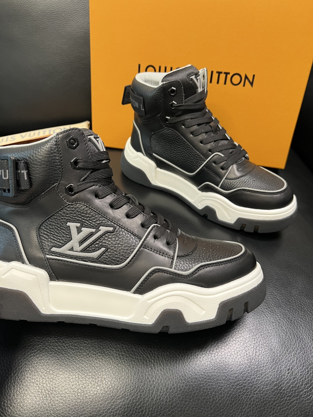 Lv 高品质 顶级工艺品 路易威登，高帮靴子专柜同步原厂配置，鞋面意大利进口，高品质拼接缤纷色彩复杂工艺