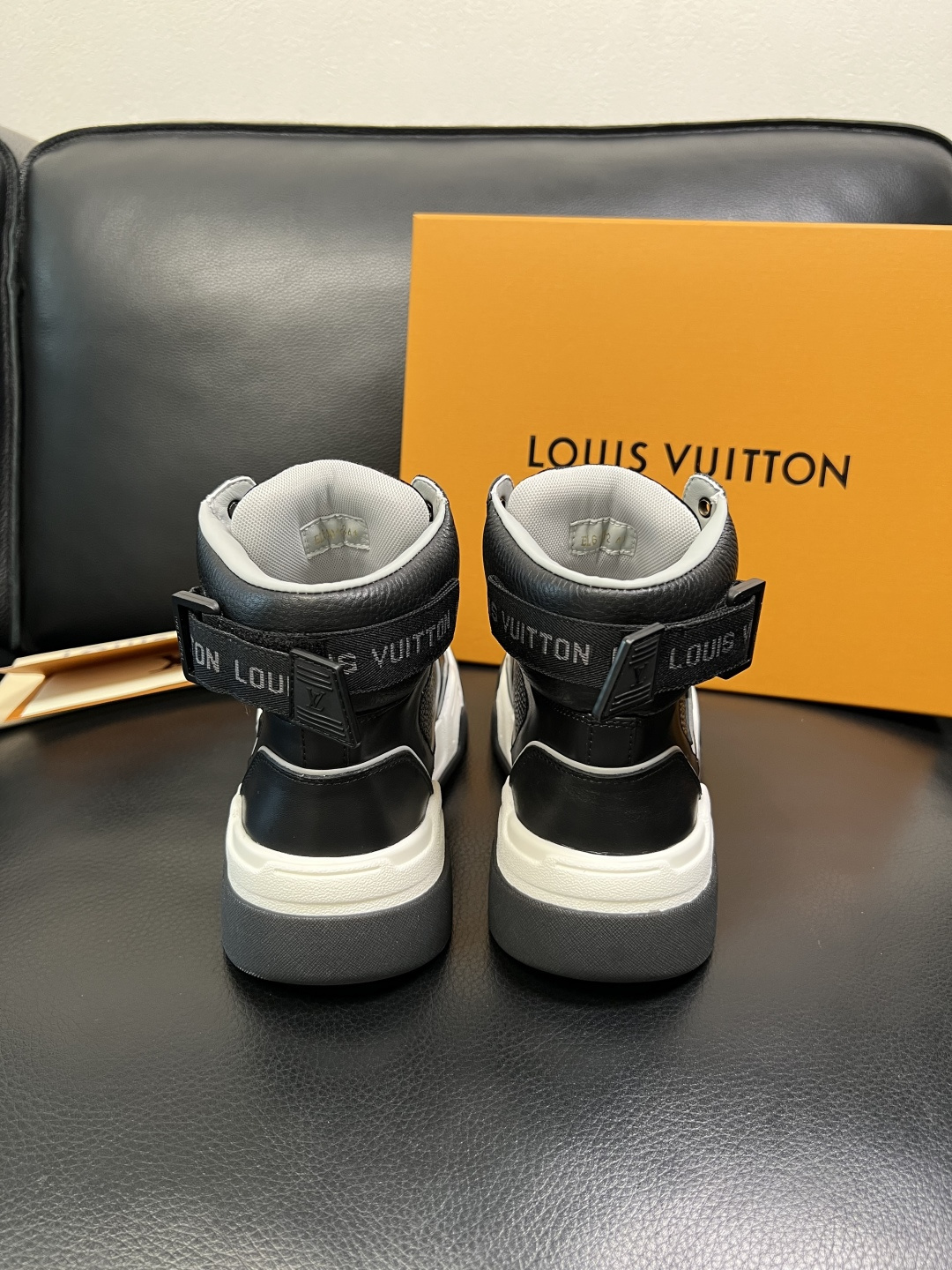 Lv 高品质 顶级工艺品 路易威登，高帮靴子专柜同步原厂配置，鞋面意大利进口，高品质拼接缤纷色彩复杂工艺