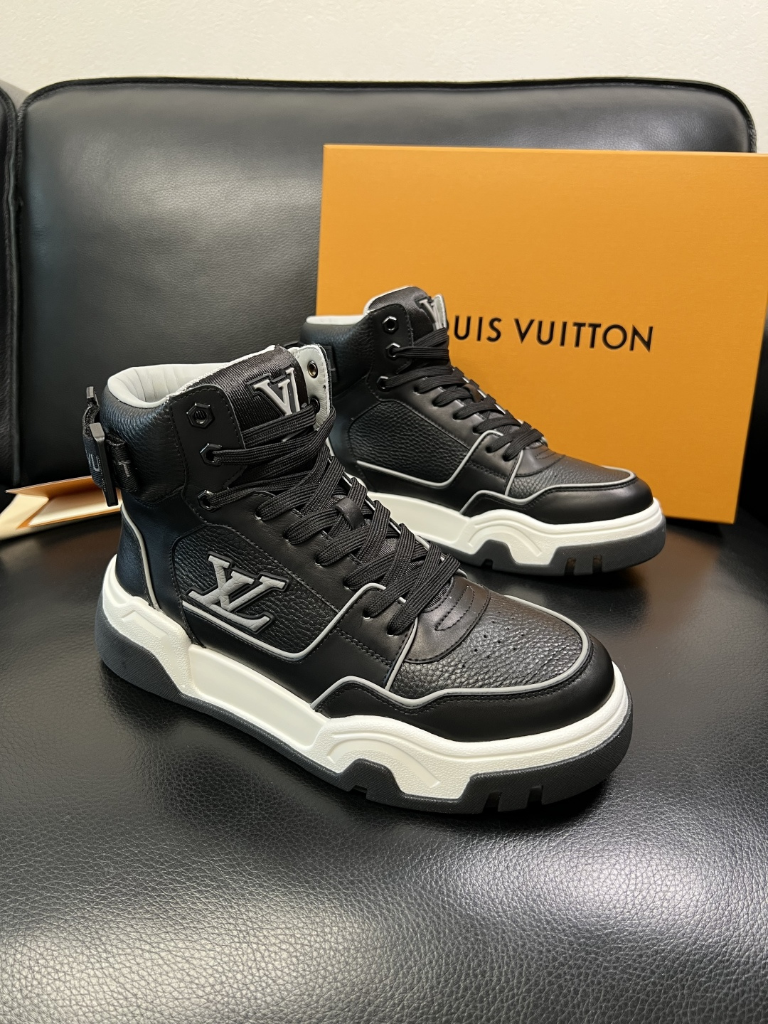 Lv 高品质 顶级工艺品 路易威登，高帮靴子专柜同步原厂配置，鞋面意大利进口，高品质拼接缤纷色彩复杂工艺