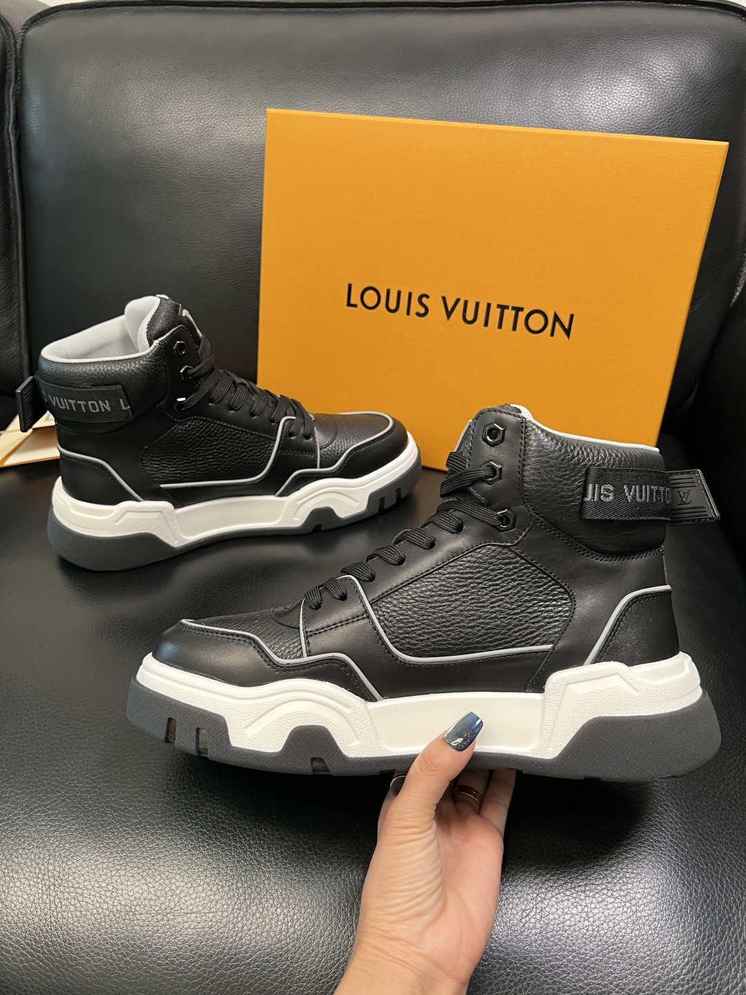 Lv 高品质 顶级工艺品 路易威登，高帮靴子专柜同步原厂配置，鞋面意大利进口，高品质拼接缤纷色彩复杂工艺