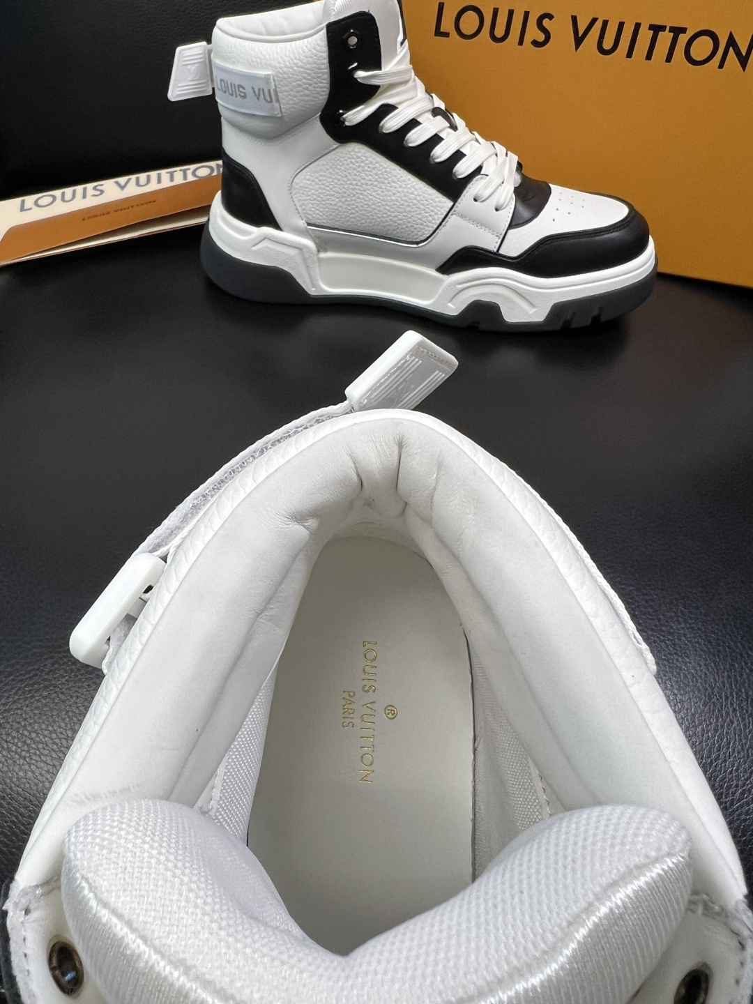 Lv 高品质 顶级工艺品 路易威登，高帮靴子专柜同步原厂配置，鞋面意大利进口，高品质拼接缤纷色彩复杂工艺