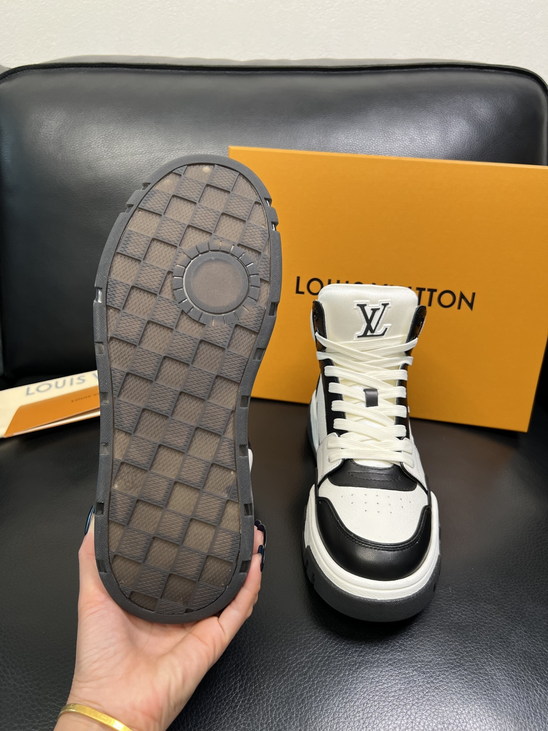 Lv 高品质 顶级工艺品 路易威登，高帮靴子专柜同步原厂配置，鞋面意大利进口，高品质拼接缤纷色彩复杂工艺