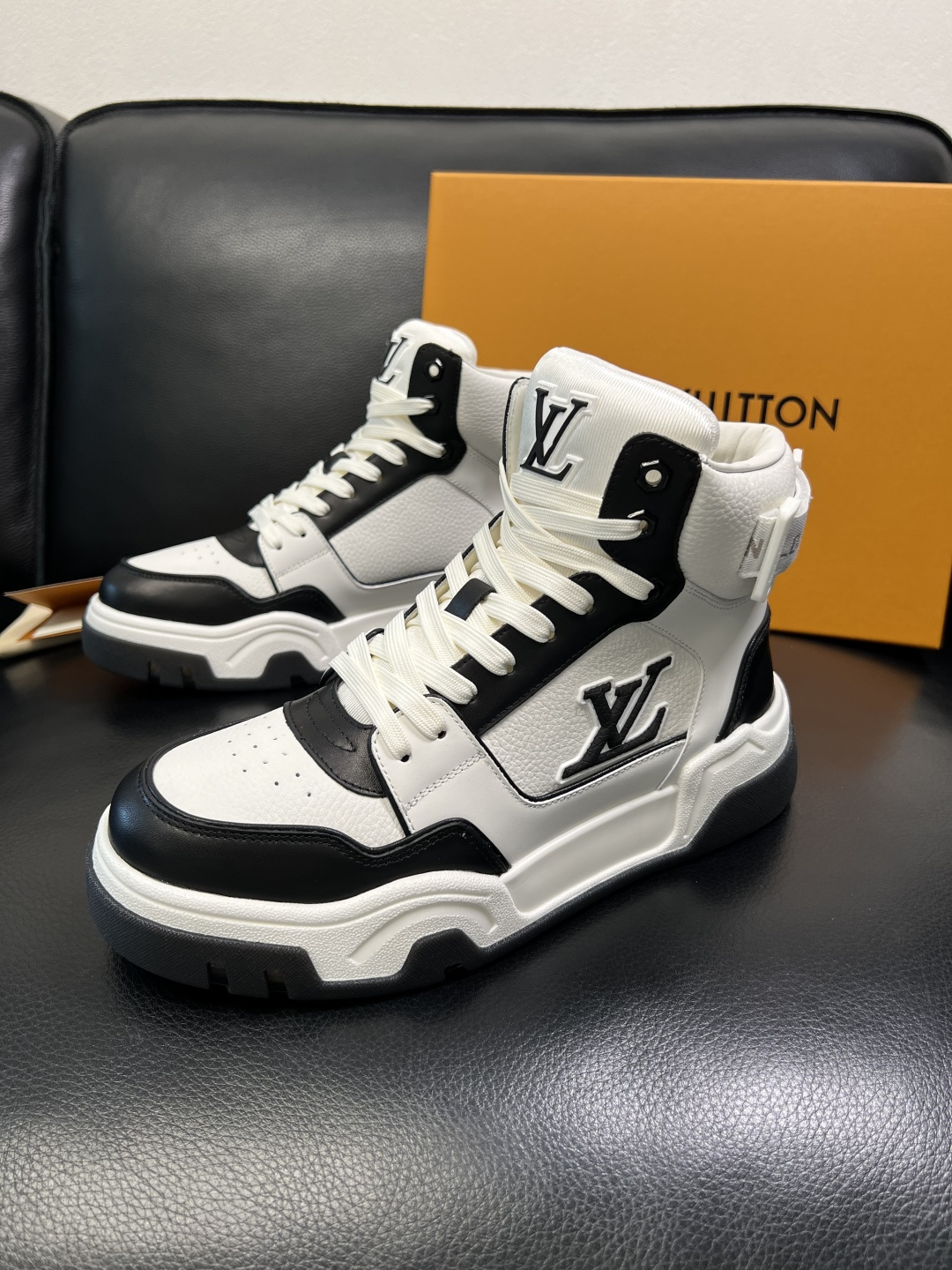 Lv 高品质 顶级工艺品 路易威登，高帮靴子专柜同步原厂配置，鞋面意大利进口，高品质拼接缤纷色彩复杂工艺