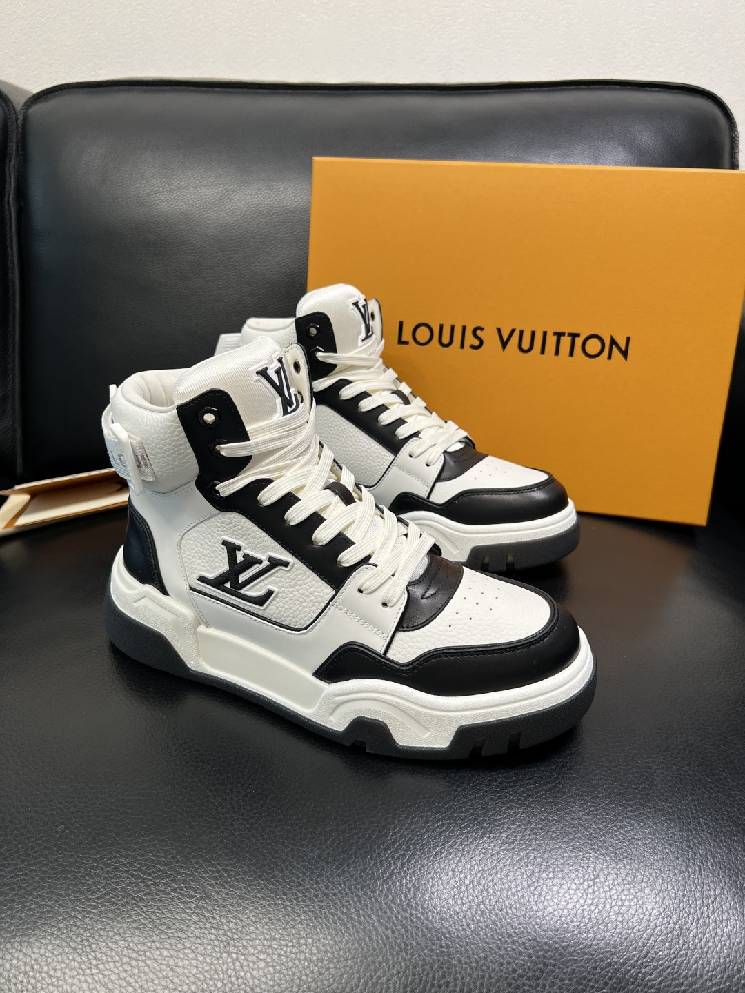 Lv 高品质 顶级工艺品 路易威登，高帮靴子专柜同步原厂配置，鞋面意大利进口，高品质拼接缤纷色彩复杂工艺