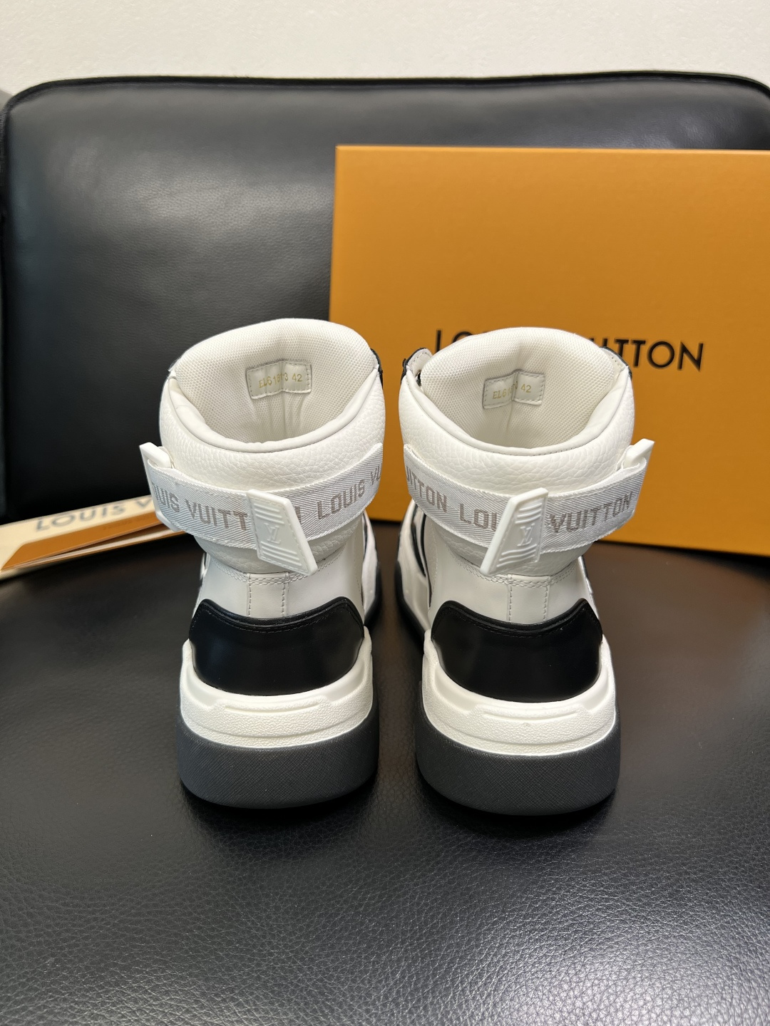 Lv 高品质 顶级工艺品 路易威登，高帮靴子专柜同步原厂配置，鞋面意大利进口，高品质拼接缤纷色彩复杂工艺