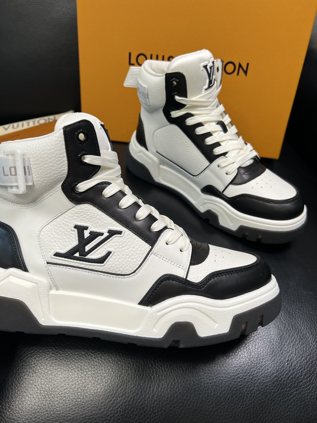 Lv 高品质 顶级工艺品 路易威登，高帮靴子专柜同步原厂配置，鞋面意大利进口，高品质拼接缤纷色彩复杂工艺