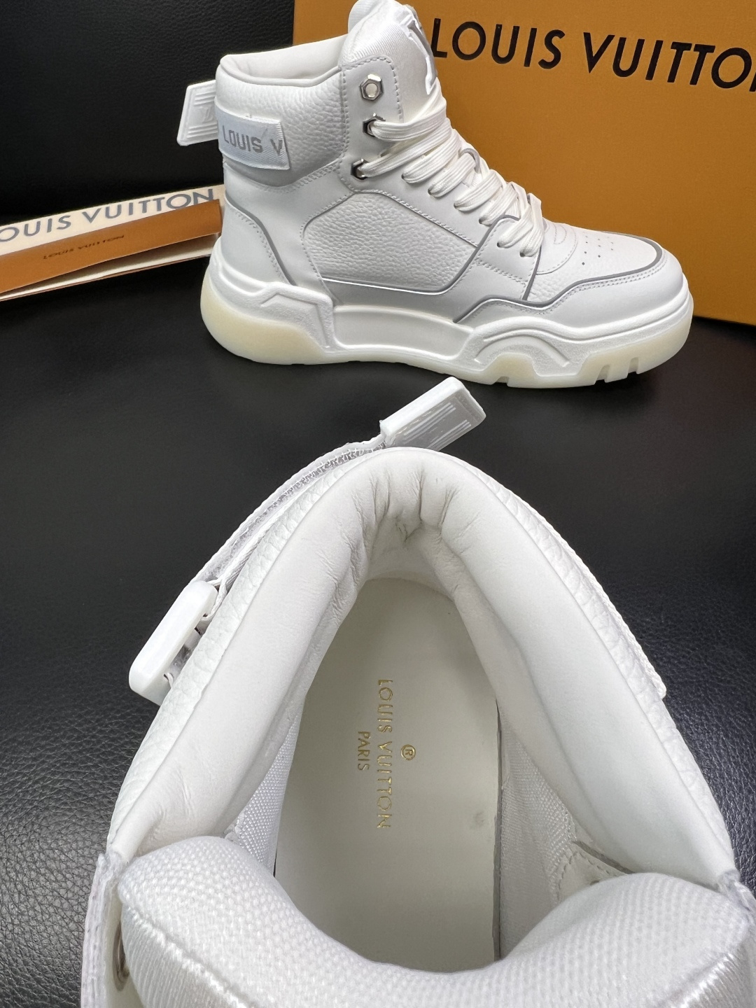 Lv 高品质 顶级工艺品 路易威登，高帮靴子专柜同步原厂配置，鞋面意大利进口，高品质拼接缤纷色彩复杂工艺