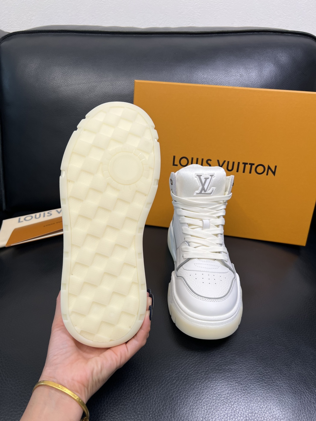 Lv 高品质 顶级工艺品 路易威登，高帮靴子专柜同步原厂配置，鞋面意大利进口，高品质拼接缤纷色彩复杂工艺