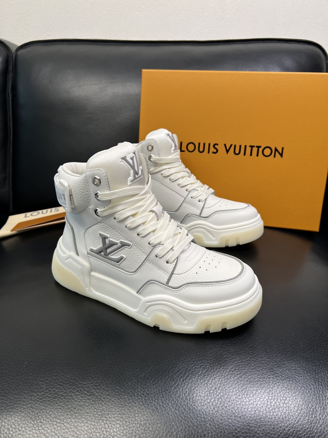 Lv 高品质 顶级工艺品 路易威登，高帮靴子专柜同步原厂配置，鞋面意大利进口，高品质拼接缤纷色彩复杂工艺