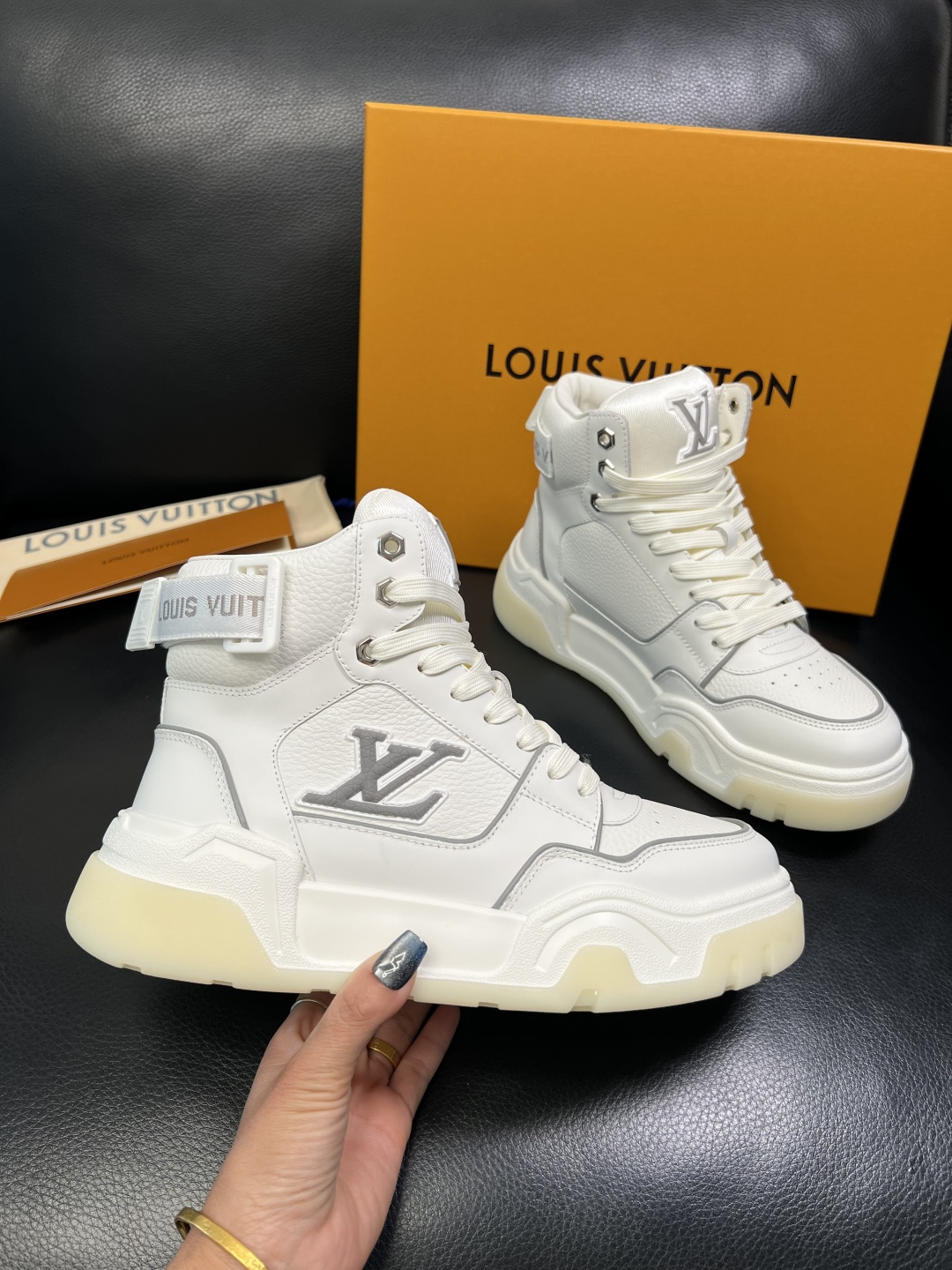 Lv 高品质 顶级工艺品 路易威登，高帮靴子专柜同步原厂配置，鞋面意大利进口，高品质拼接缤纷色彩复杂工艺