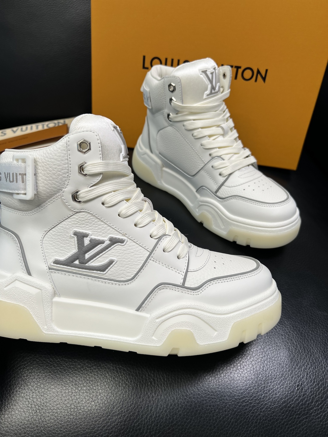 Lv 高品质 顶级工艺品 路易威登，高帮靴子专柜同步原厂配置，鞋面意大利进口，高品质拼接缤纷色彩复杂工艺