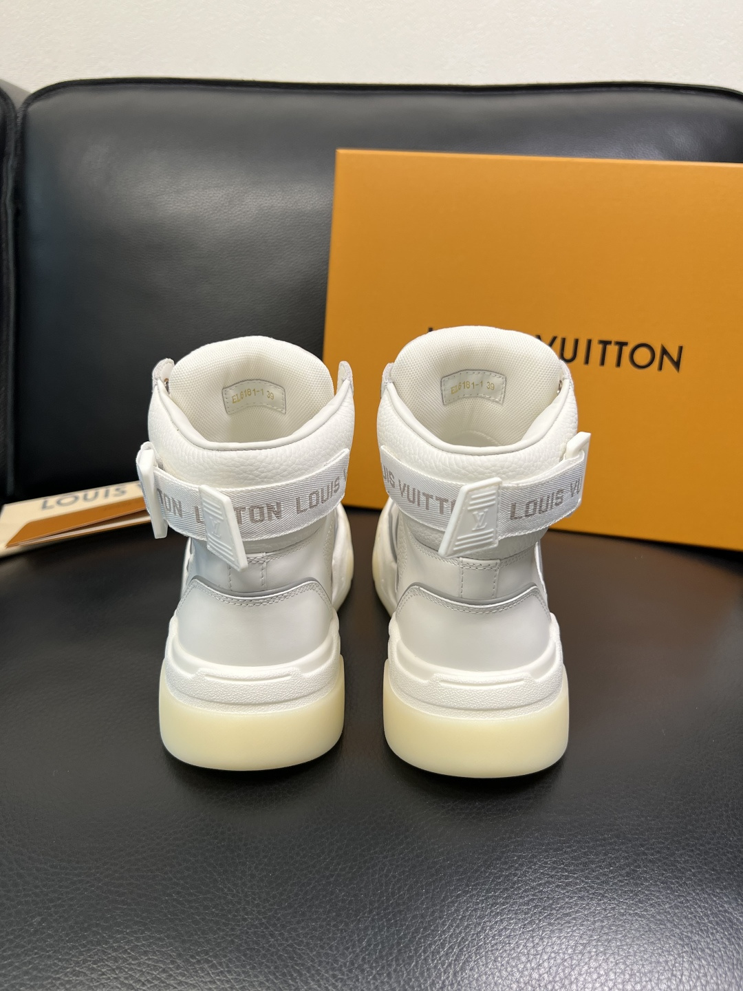 Lv 高品质 顶级工艺品 路易威登，高帮靴子专柜同步原厂配置，鞋面意大利进口，高品质拼接缤纷色彩复杂工艺