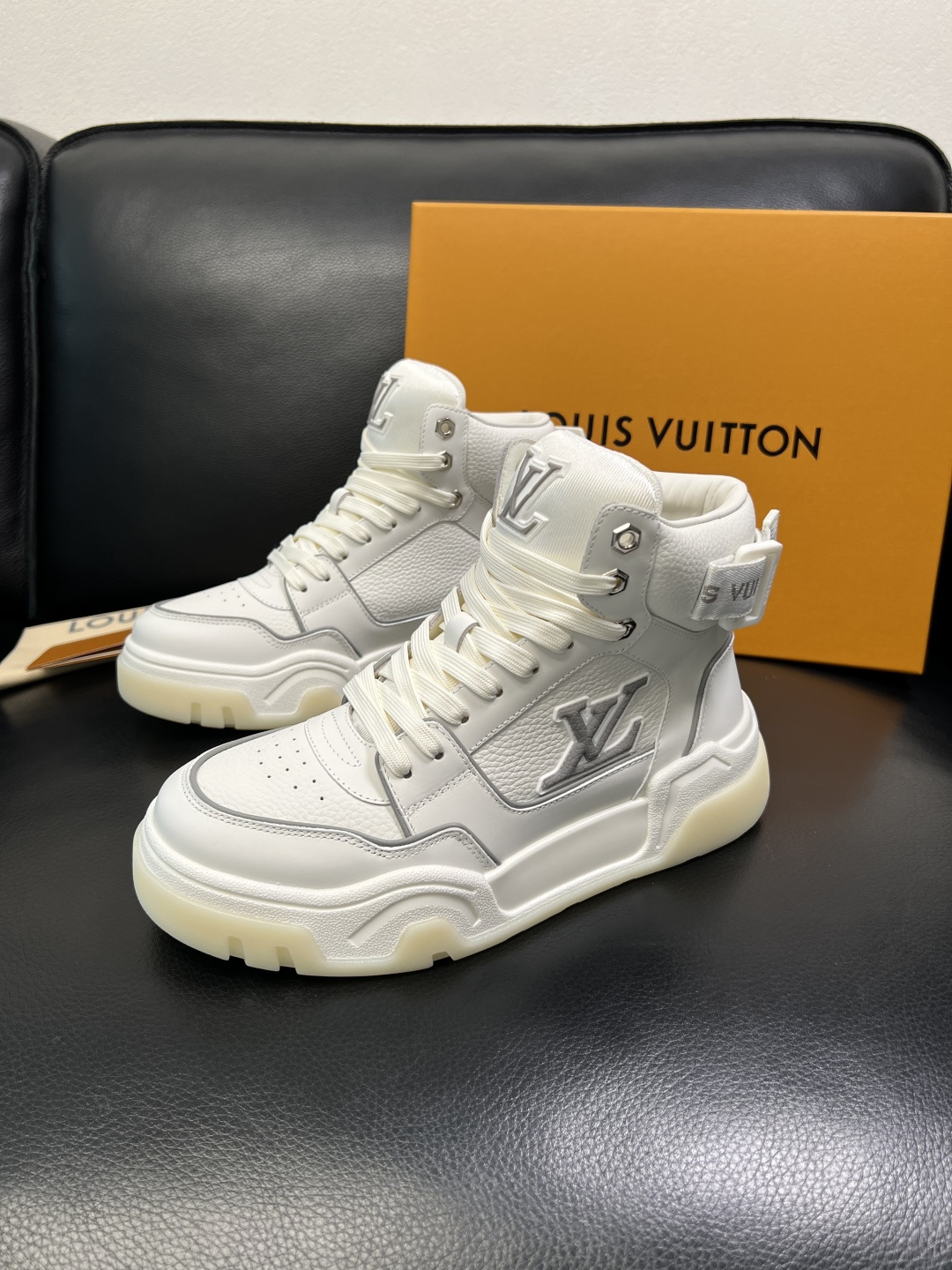 Lv 高品质 顶级工艺品 路易威登，高帮靴子专柜同步原厂配置，鞋面意大利进口，高品质拼接缤纷色彩复杂工艺