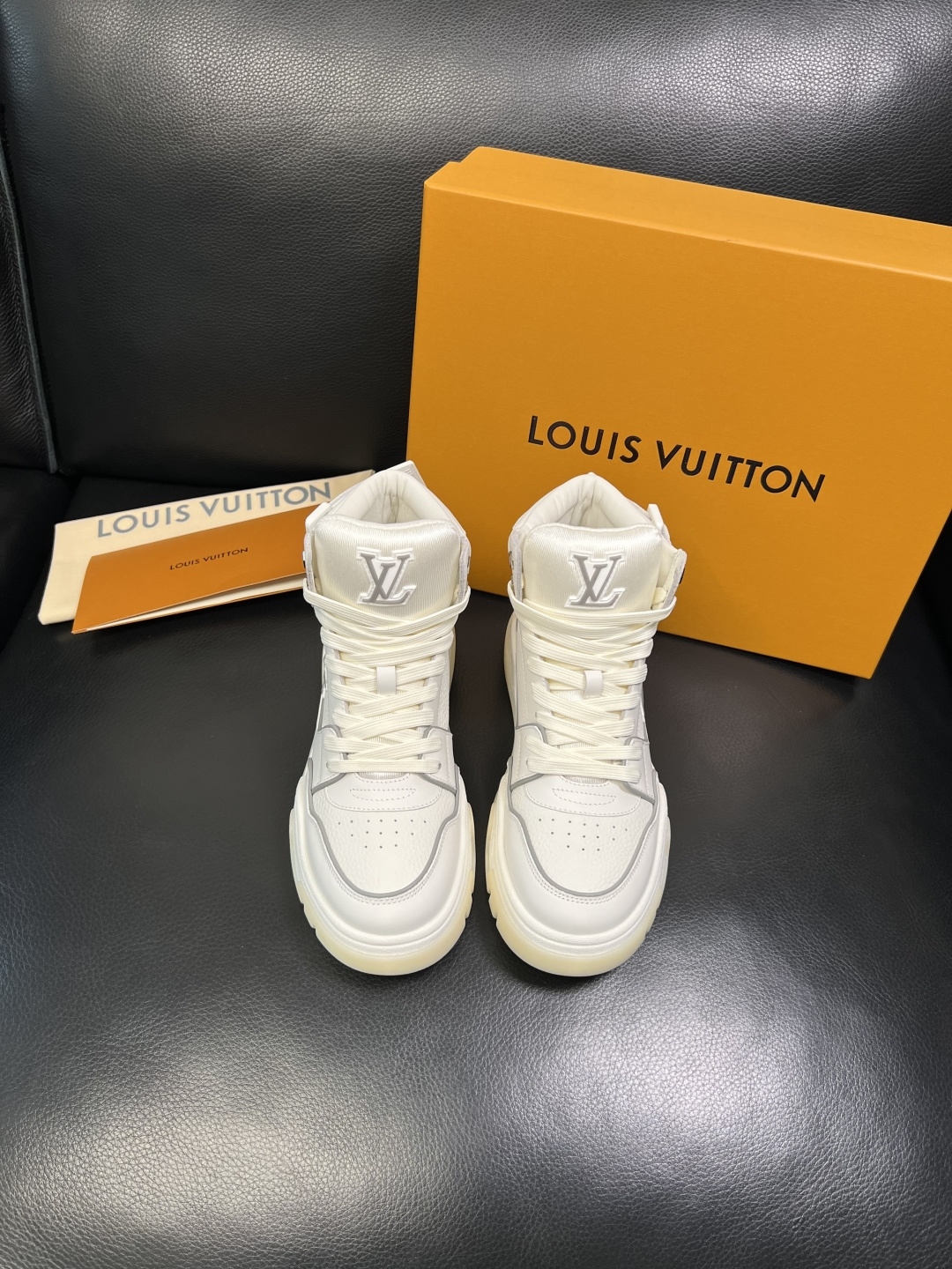 Lv 高品质 顶级工艺品 路易威登，高帮靴子专柜同步原厂配置，鞋面意大利进口，高品质拼接缤纷色彩复杂工艺