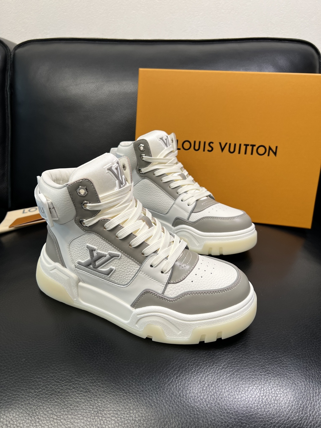 NO:575185,LV high-quality top crafts Louis Vuitton, the high-top boots counter is equipped with the original factory, the uppers are imported from Italy, high-quality stitching colorful and complex crafts, the imported water-dyed cowhide mesh is soft and comfortable, the soles are specially provided by the original factory, TPU exclusive movable molded soles are super comfortable, original factory and single goods, welcome to compare, code number 38-44 (customized 45),, louis vuitton, louis vuitton, boots, cowhide19860909Lv高品质 顶级工艺品 路易威登,高帮靴子专柜同步原厂配置,鞋面意大利进口,高品质拼接缤纷色彩复杂工艺品,进口水染牛皮垫网里柔软舒适,鞋底原厂特供原版底,TPU独家活动成型底超级舒适,原厂跟单货,欢迎对比,码数 38-44（订做45）,,louis vuitton,louis vuitton,boots,cowhide,Men's shoes