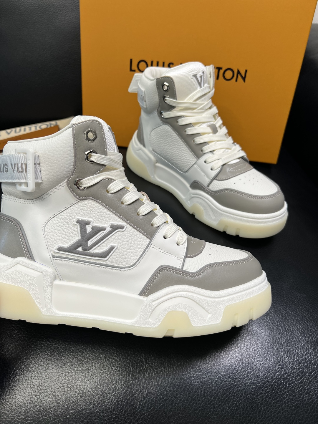 Lv 高品质 顶级工艺品 路易威登，高帮靴子专柜同步原厂配置，鞋面意大利进口，高品质拼接缤纷色彩复杂工艺