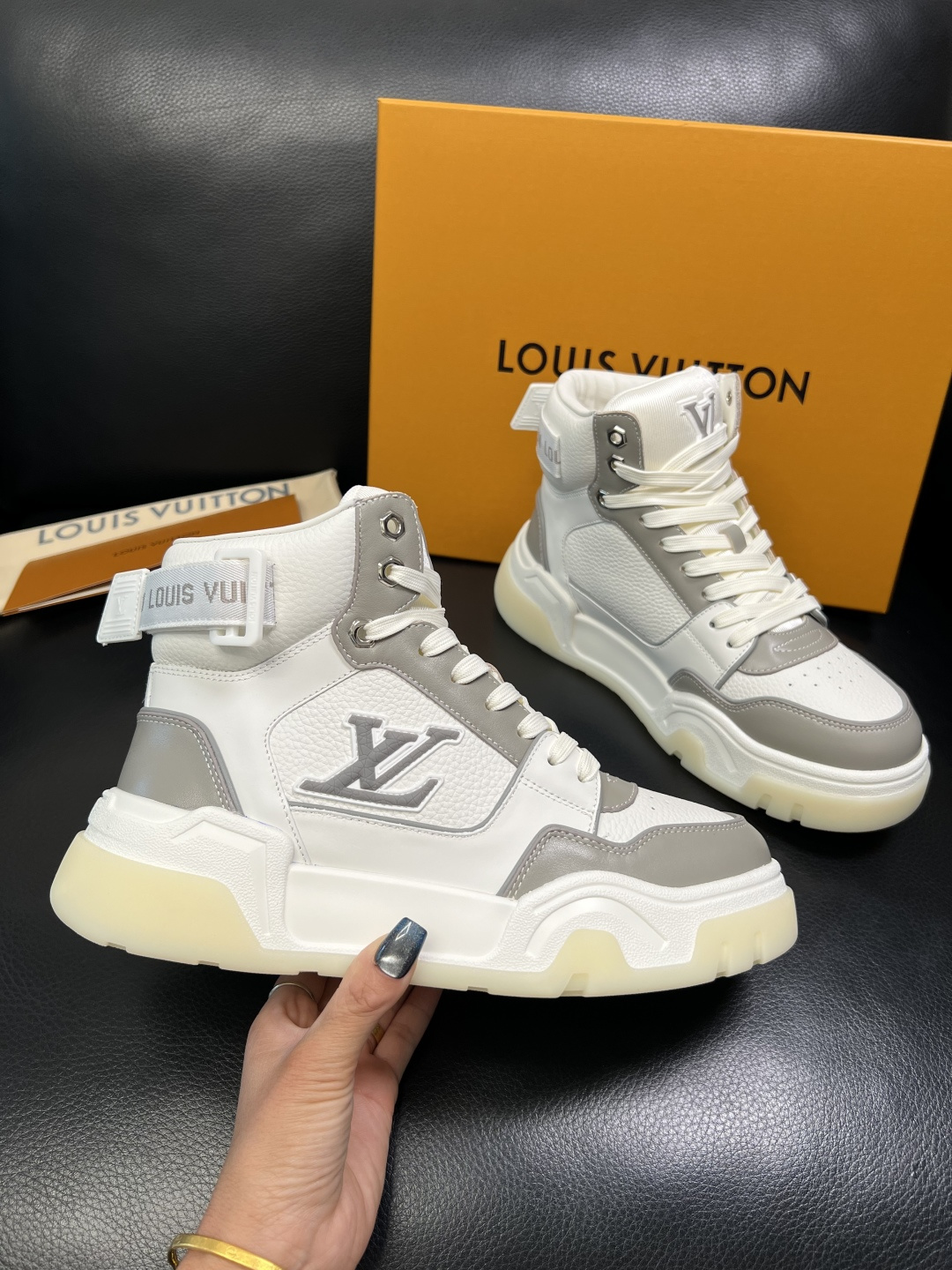 Lv 高品质 顶级工艺品 路易威登，高帮靴子专柜同步原厂配置，鞋面意大利进口，高品质拼接缤纷色彩复杂工艺