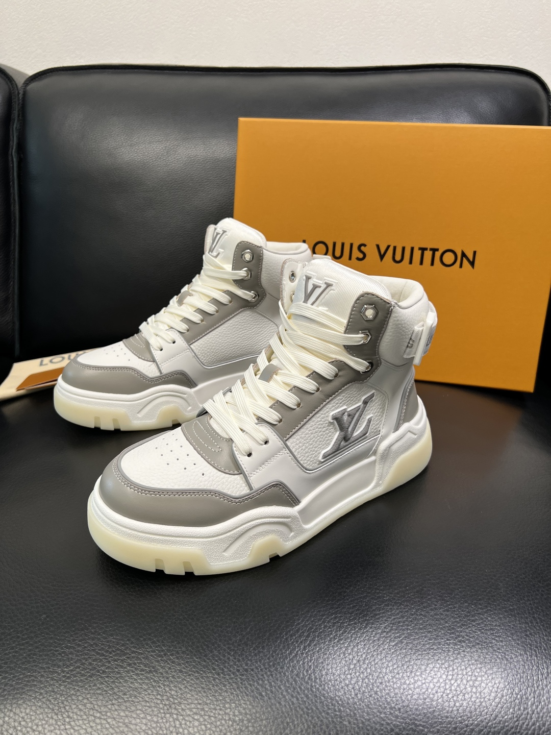 Lv 高品质 顶级工艺品 路易威登，高帮靴子专柜同步原厂配置，鞋面意大利进口，高品质拼接缤纷色彩复杂工艺