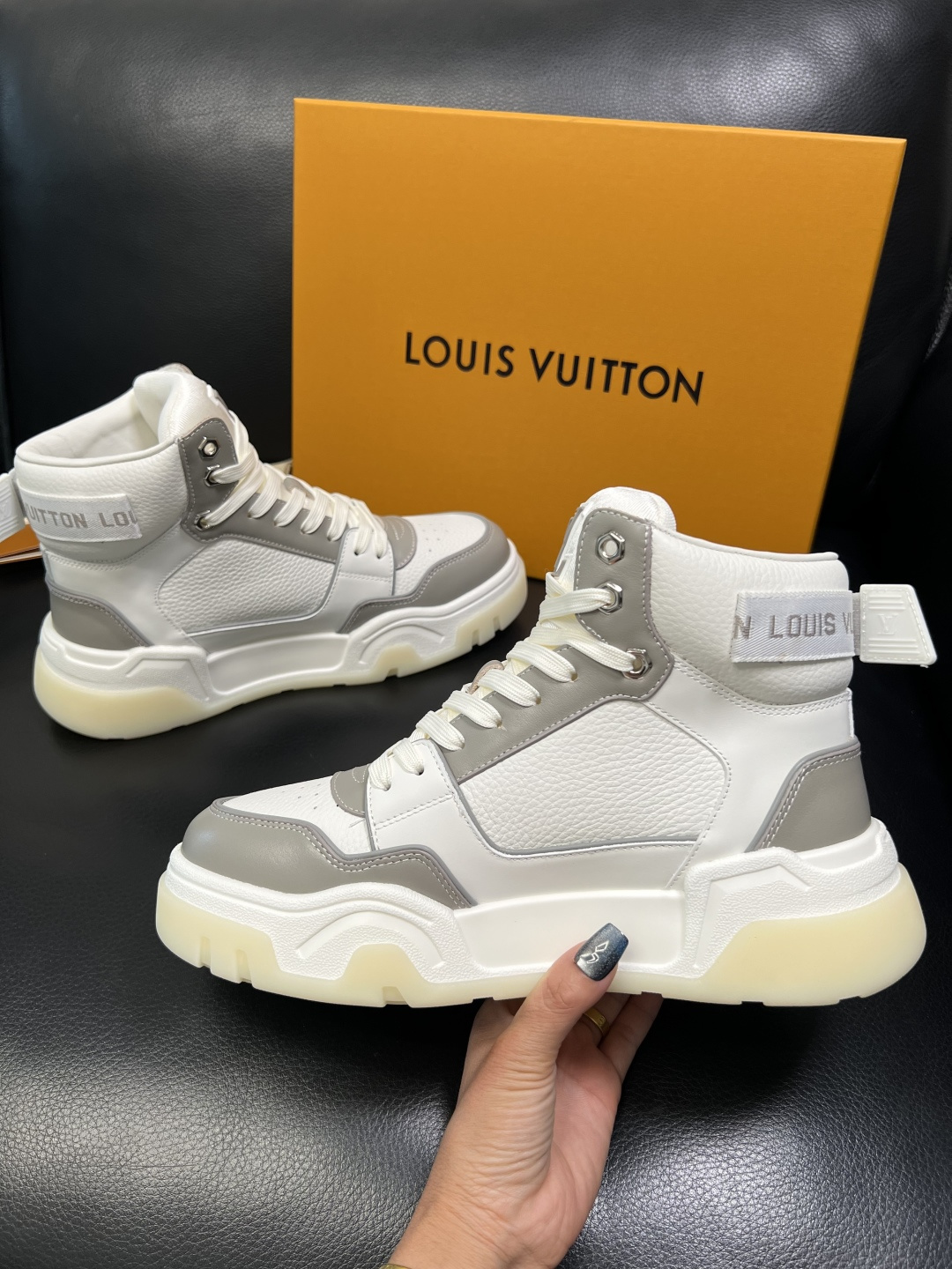 Lv 高品质 顶级工艺品 路易威登，高帮靴子专柜同步原厂配置，鞋面意大利进口，高品质拼接缤纷色彩复杂工艺