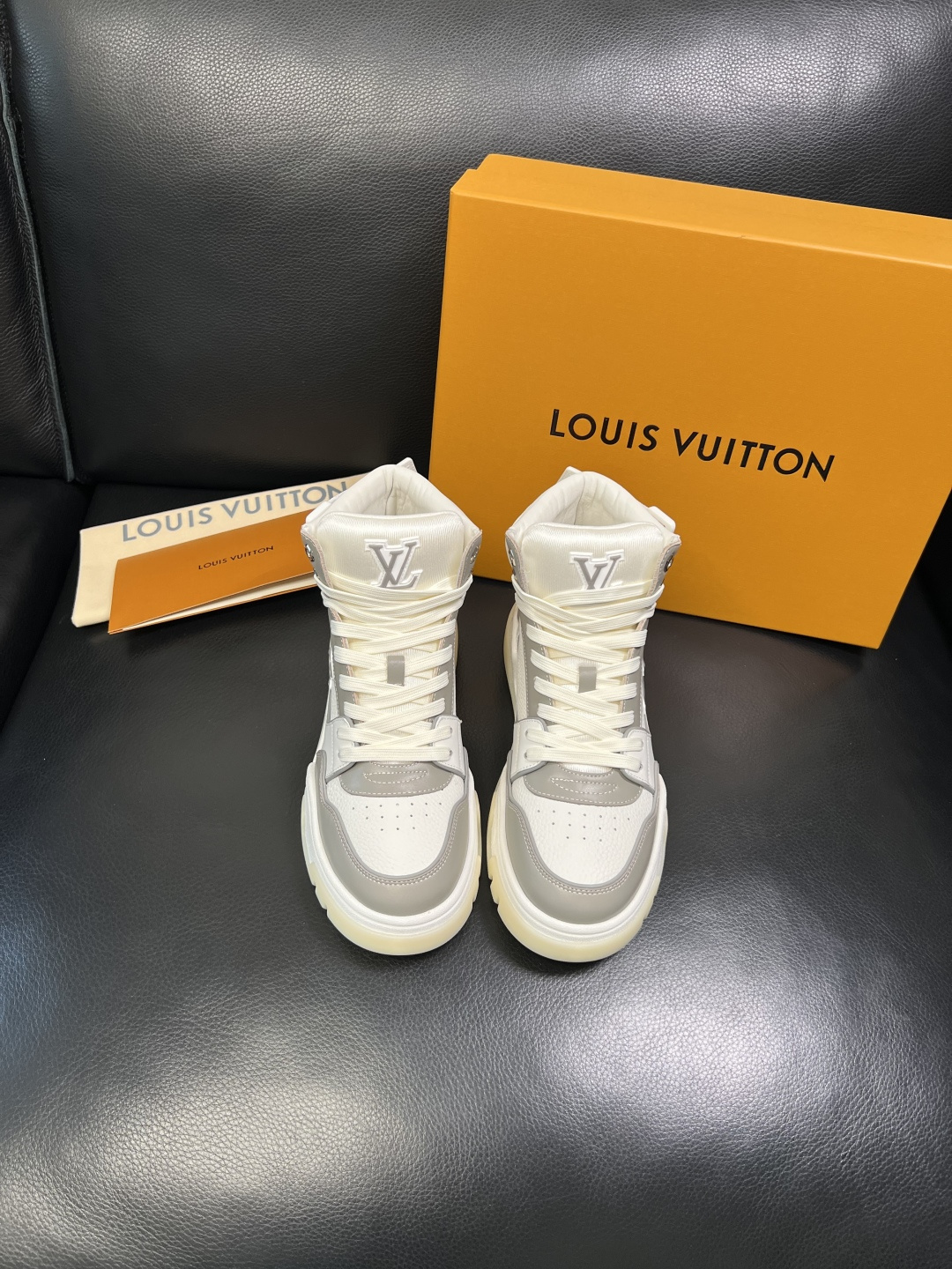 Lv 高品质 顶级工艺品 路易威登，高帮靴子专柜同步原厂配置，鞋面意大利进口，高品质拼接缤纷色彩复杂工艺