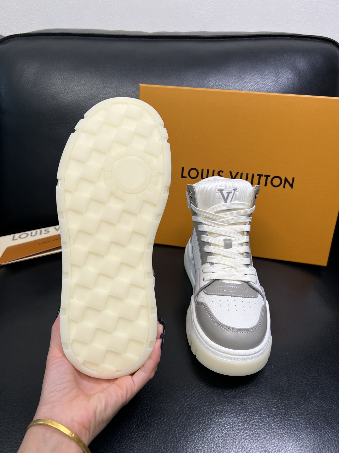 Lv 高品质 顶级工艺品 路易威登，高帮靴子专柜同步原厂配置，鞋面意大利进口，高品质拼接缤纷色彩复杂工艺