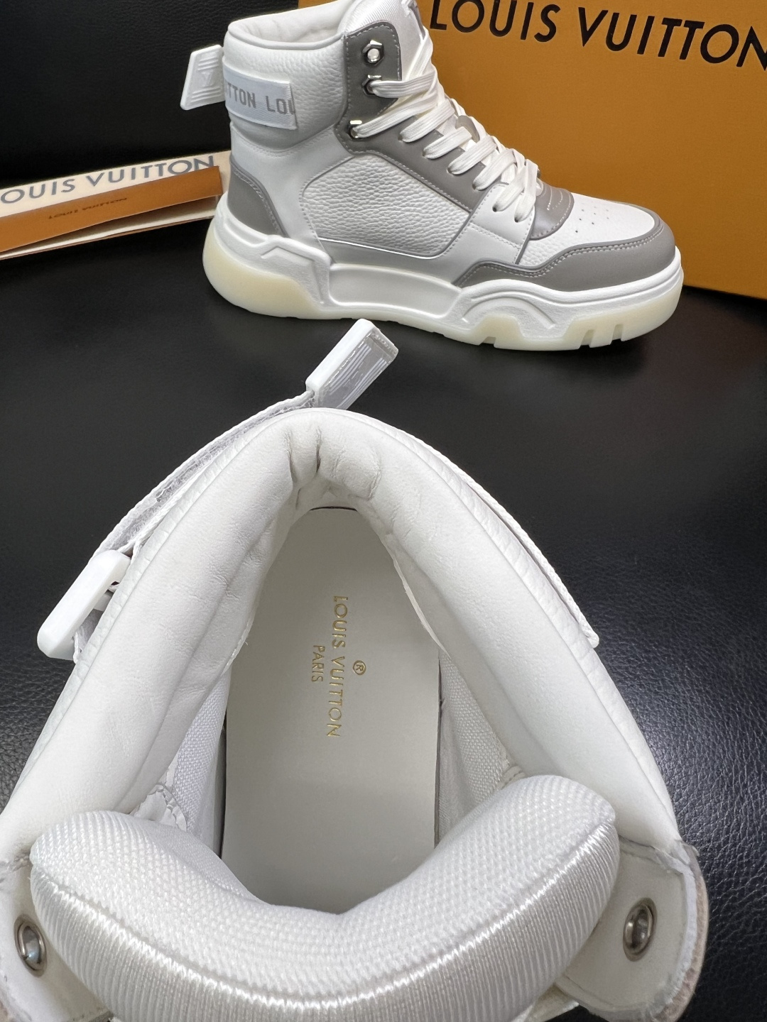 Lv 高品质 顶级工艺品 路易威登，高帮靴子专柜同步原厂配置，鞋面意大利进口，高品质拼接缤纷色彩复杂工艺