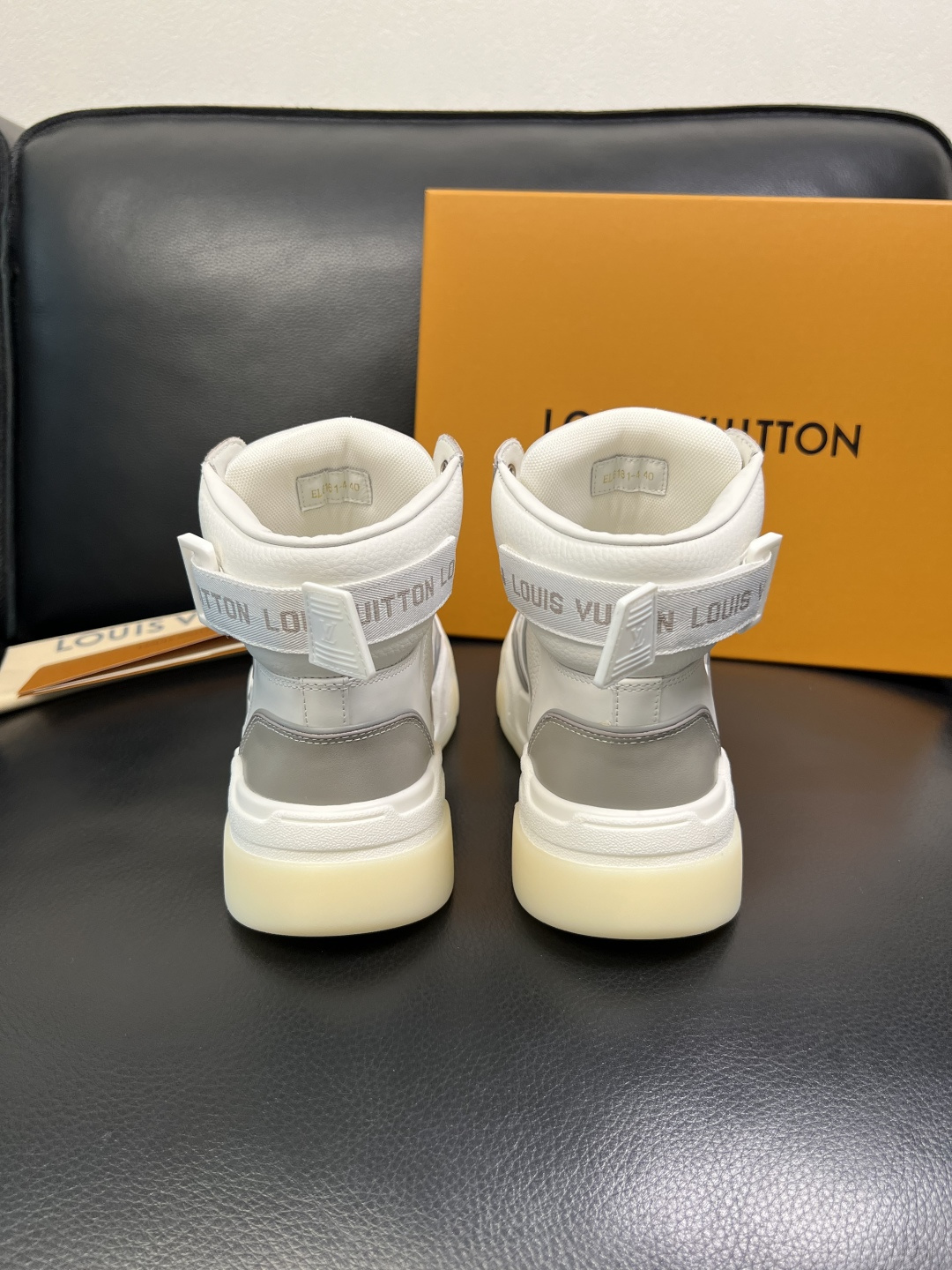 Lv 高品质 顶级工艺品 路易威登，高帮靴子专柜同步原厂配置，鞋面意大利进口，高品质拼接缤纷色彩复杂工艺