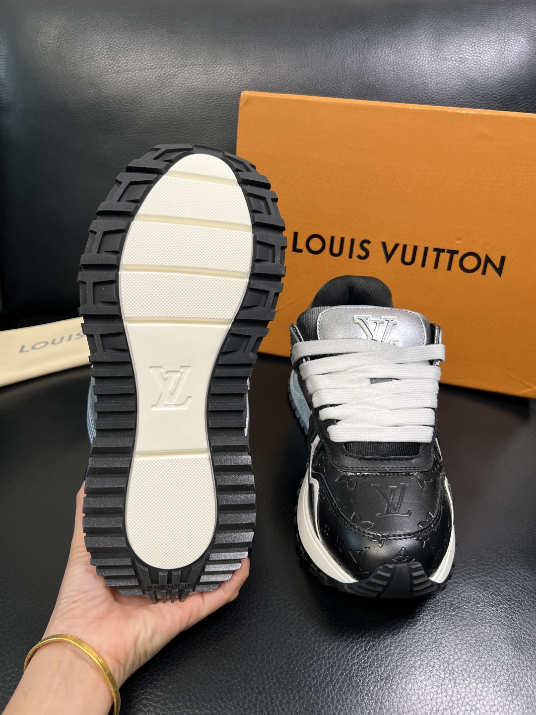 Lv 高品质 顶级工艺品 路易威登，运动板鞋专柜同步原厂配置，鞋面意大利进口牛皮改色面料，进口网布里垫柔