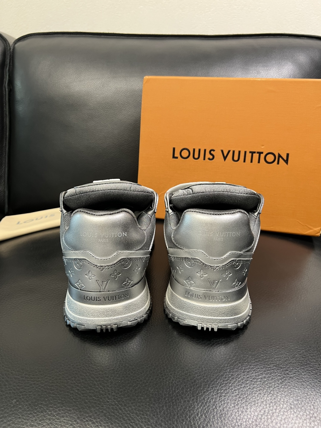 Lv 高品质 顶级工艺品 路易威登，运动板鞋专柜同步原厂配置，鞋面意大利进口牛皮改色面料，进口网布里垫柔