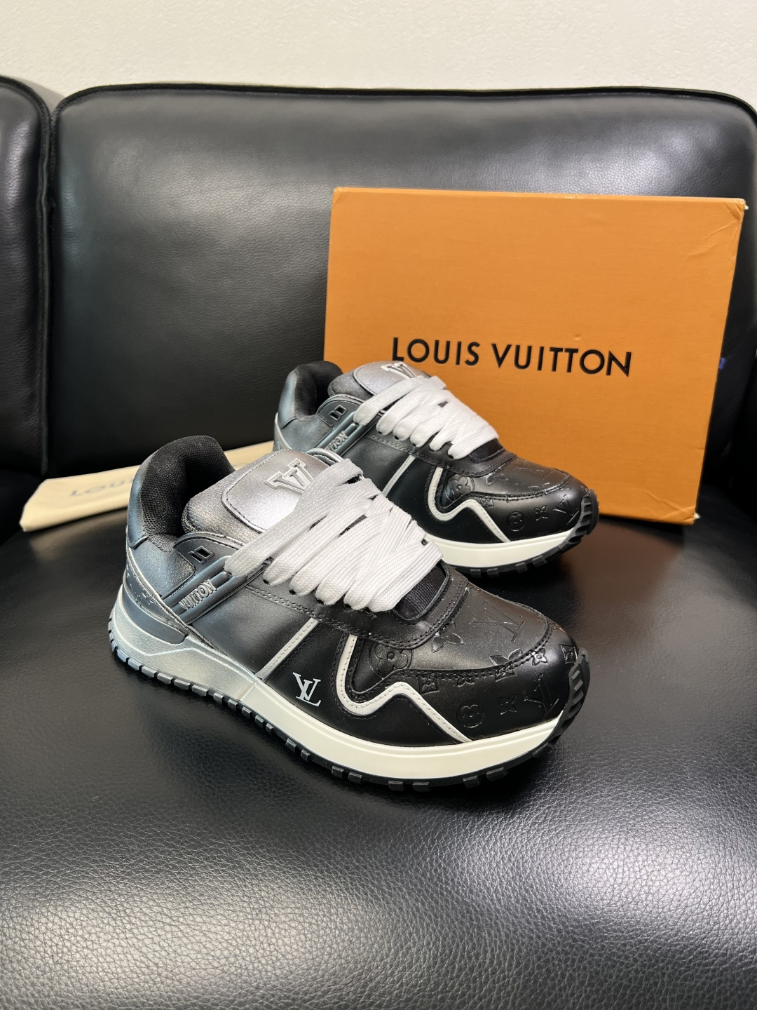 Lv 高品质 顶级工艺品 路易威登，运动板鞋专柜同步原厂配置，鞋面意大利进口牛皮改色面料，进口网布里垫柔