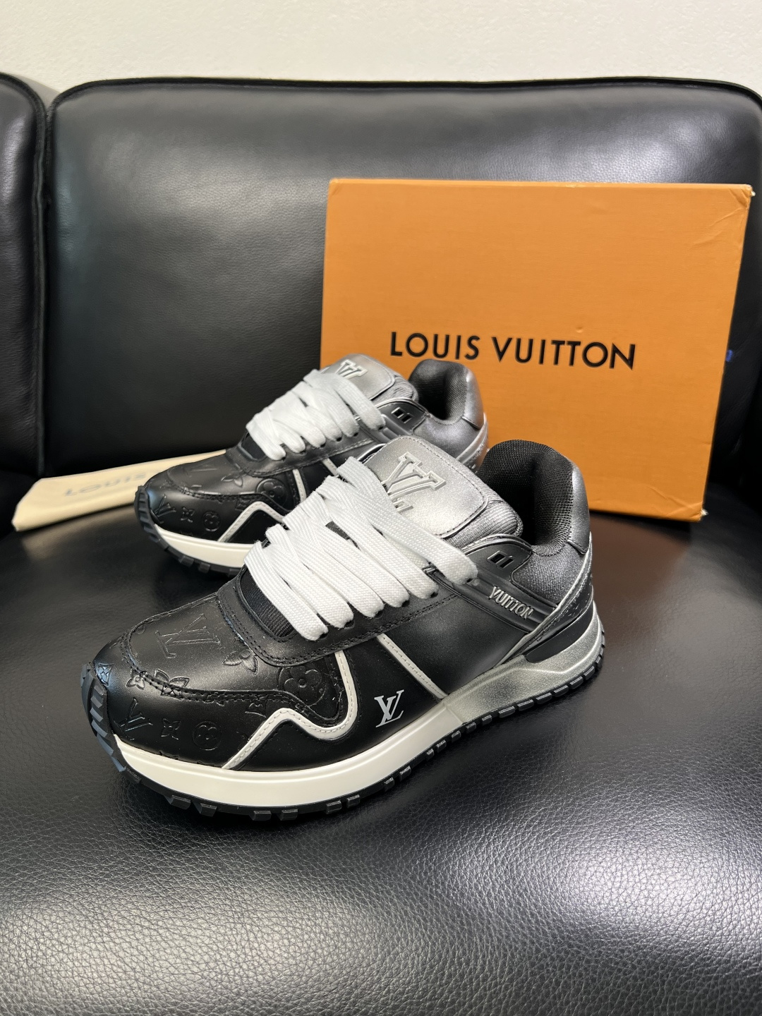 Lv 高品质 顶级工艺品 路易威登，运动板鞋专柜同步原厂配置，鞋面意大利进口牛皮改色面料，进口网布里垫柔