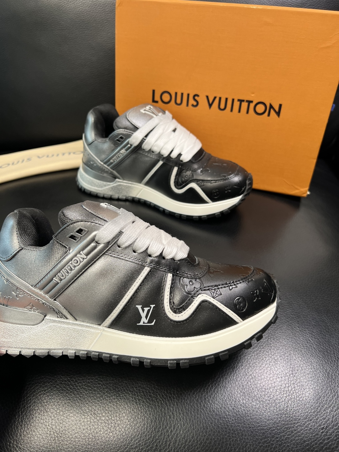 Lv 高品质 顶级工艺品 路易威登，运动板鞋专柜同步原厂配置，鞋面意大利进口牛皮改色面料，进口网布里垫柔