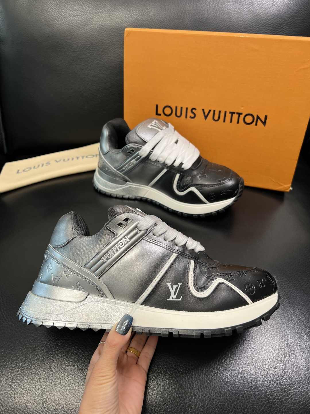 Lv 高品质 顶级工艺品 路易威登，运动板鞋专柜同步原厂配置，鞋面意大利进口牛皮改色面料，进口网布里垫柔