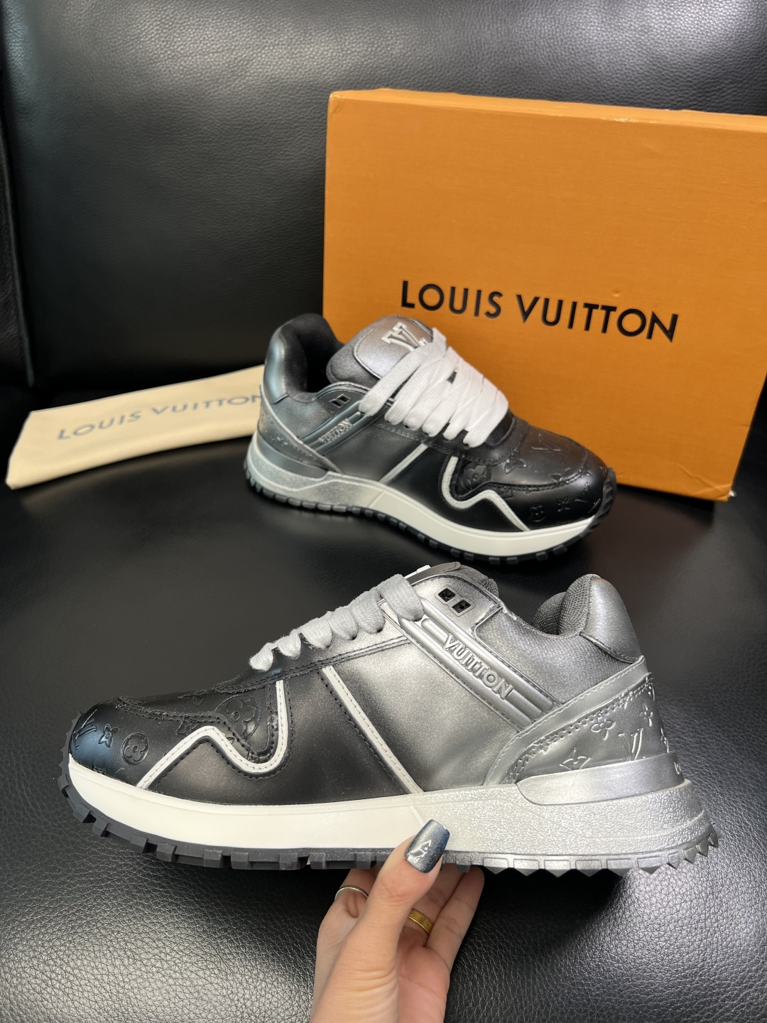 Lv 高品质 顶级工艺品 路易威登，运动板鞋专柜同步原厂配置，鞋面意大利进口牛皮改色面料，进口网布里垫柔