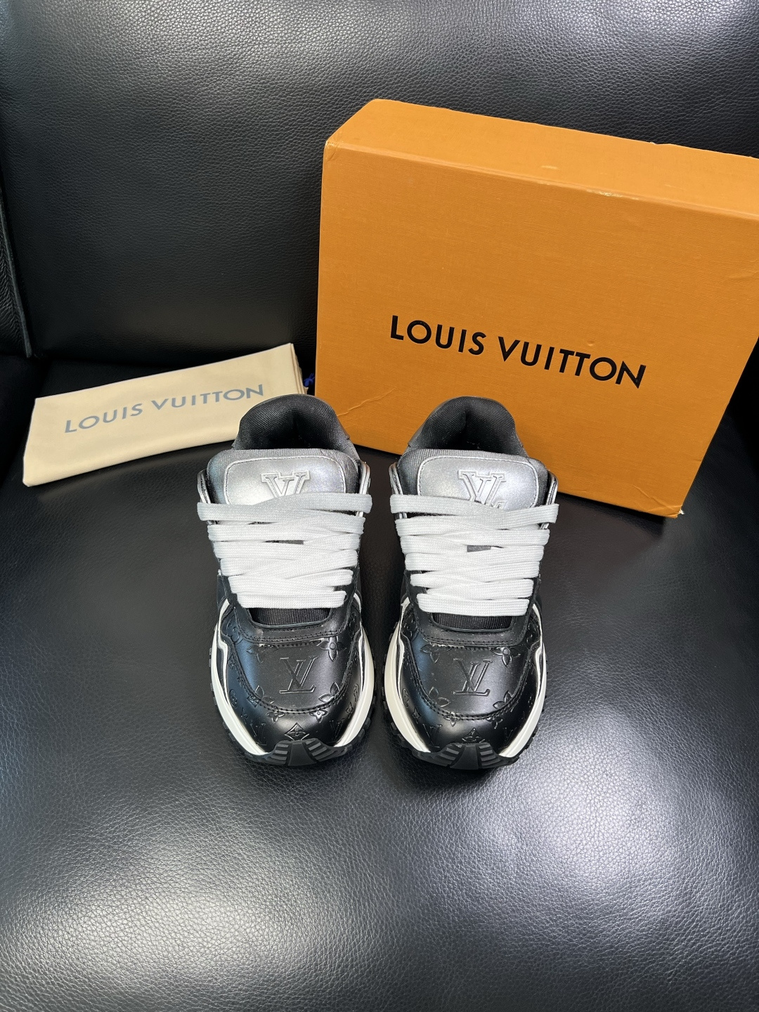 Lv 高品质 顶级工艺品 路易威登，运动板鞋专柜同步原厂配置，鞋面意大利进口牛皮改色面料，进口网布里垫柔