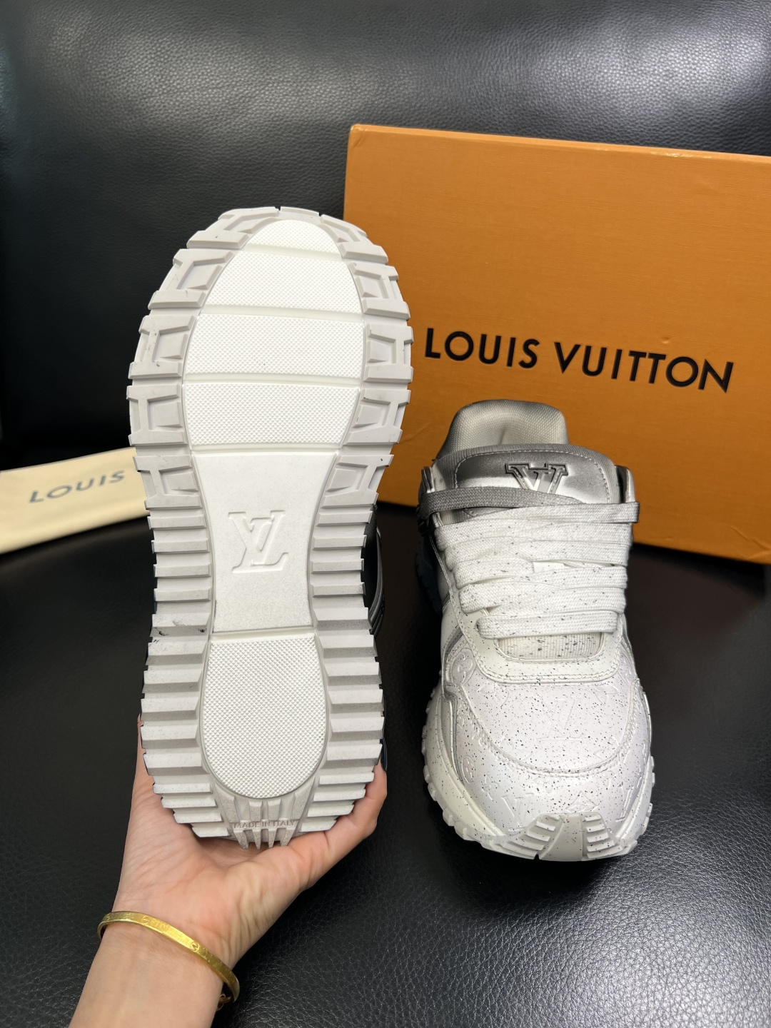 Lv 高品质 顶级工艺品 路易威登，运动板鞋专柜同步原厂配置，鞋面意大利进口牛皮改色面料，进口网布里垫柔