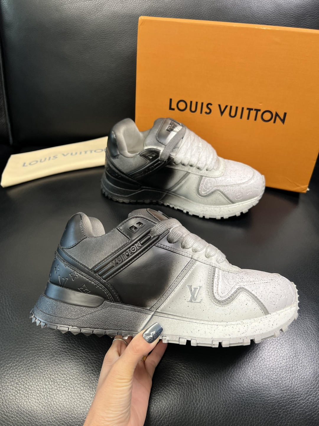 Lv 高品质 顶级工艺品 路易威登，运动板鞋专柜同步原厂配置，鞋面意大利进口牛皮改色面料，进口网布里垫柔