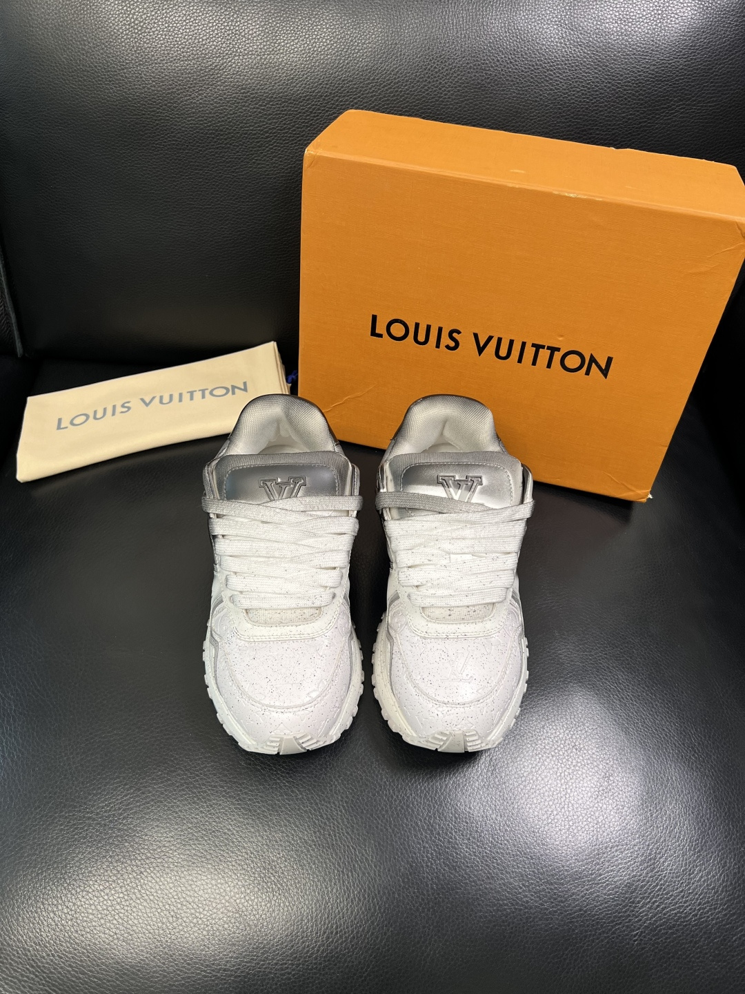 Lv 高品质 顶级工艺品 路易威登，运动板鞋专柜同步原厂配置，鞋面意大利进口牛皮改色面料，进口网布里垫柔