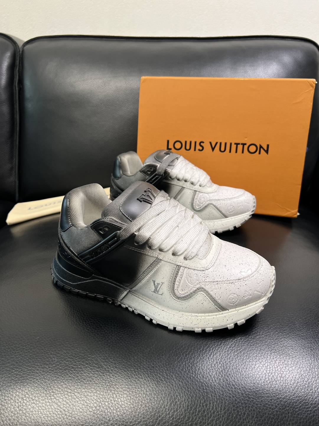 Lv 高品质 顶级工艺品 路易威登，运动板鞋专柜同步原厂配置，鞋面意大利进口牛皮改色面料，进口网布里垫柔