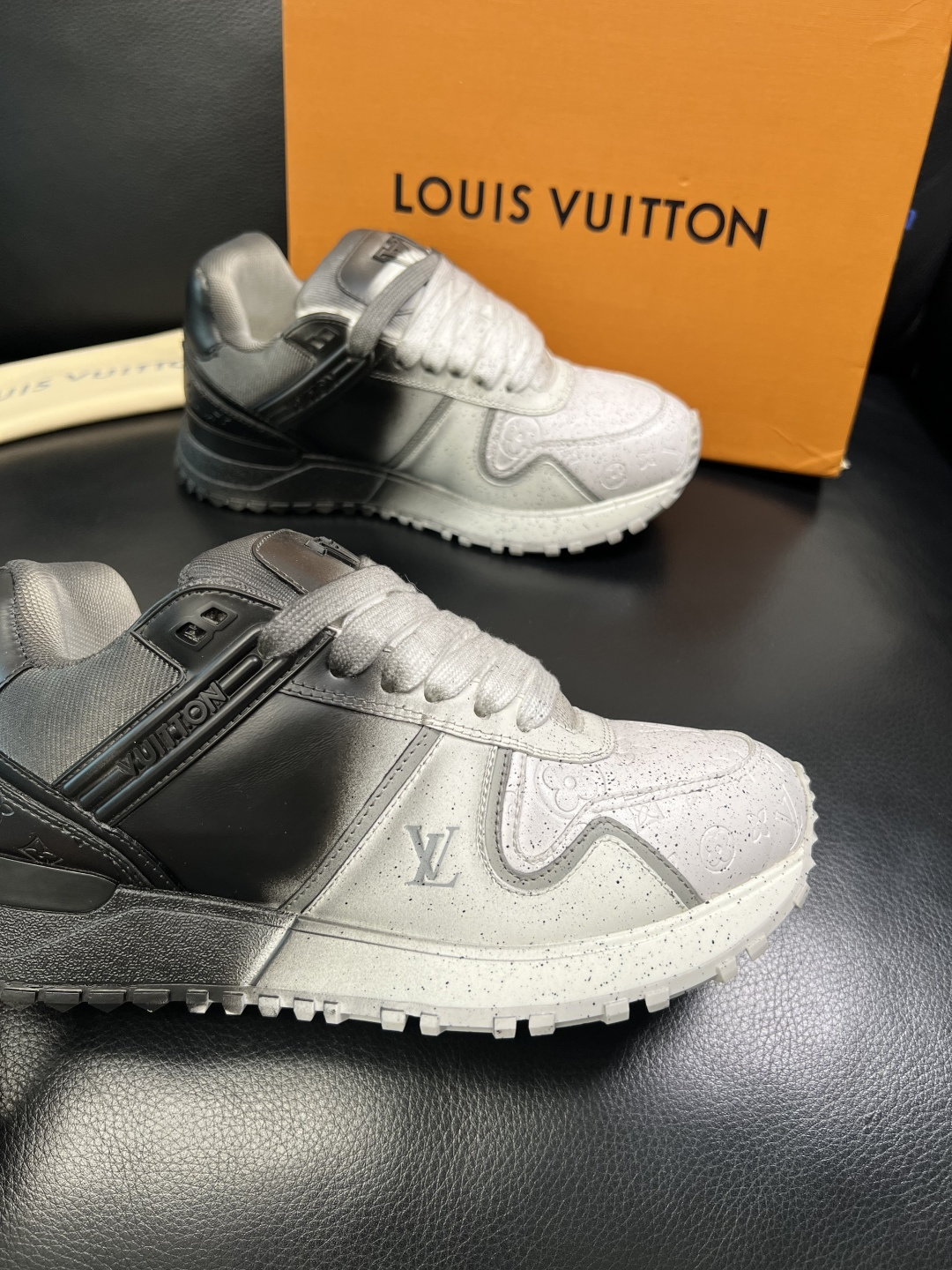 Lv 高品质 顶级工艺品 路易威登，运动板鞋专柜同步原厂配置，鞋面意大利进口牛皮改色面料，进口网布里垫柔