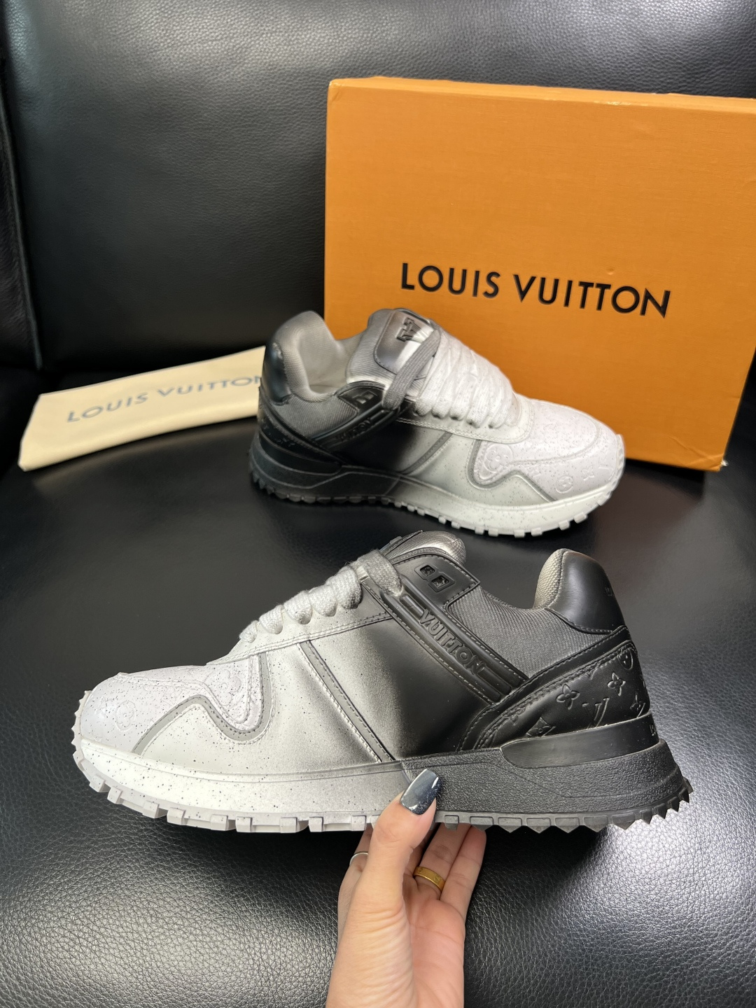 Lv 高品质 顶级工艺品 路易威登，运动板鞋专柜同步原厂配置，鞋面意大利进口牛皮改色面料，进口网布里垫柔