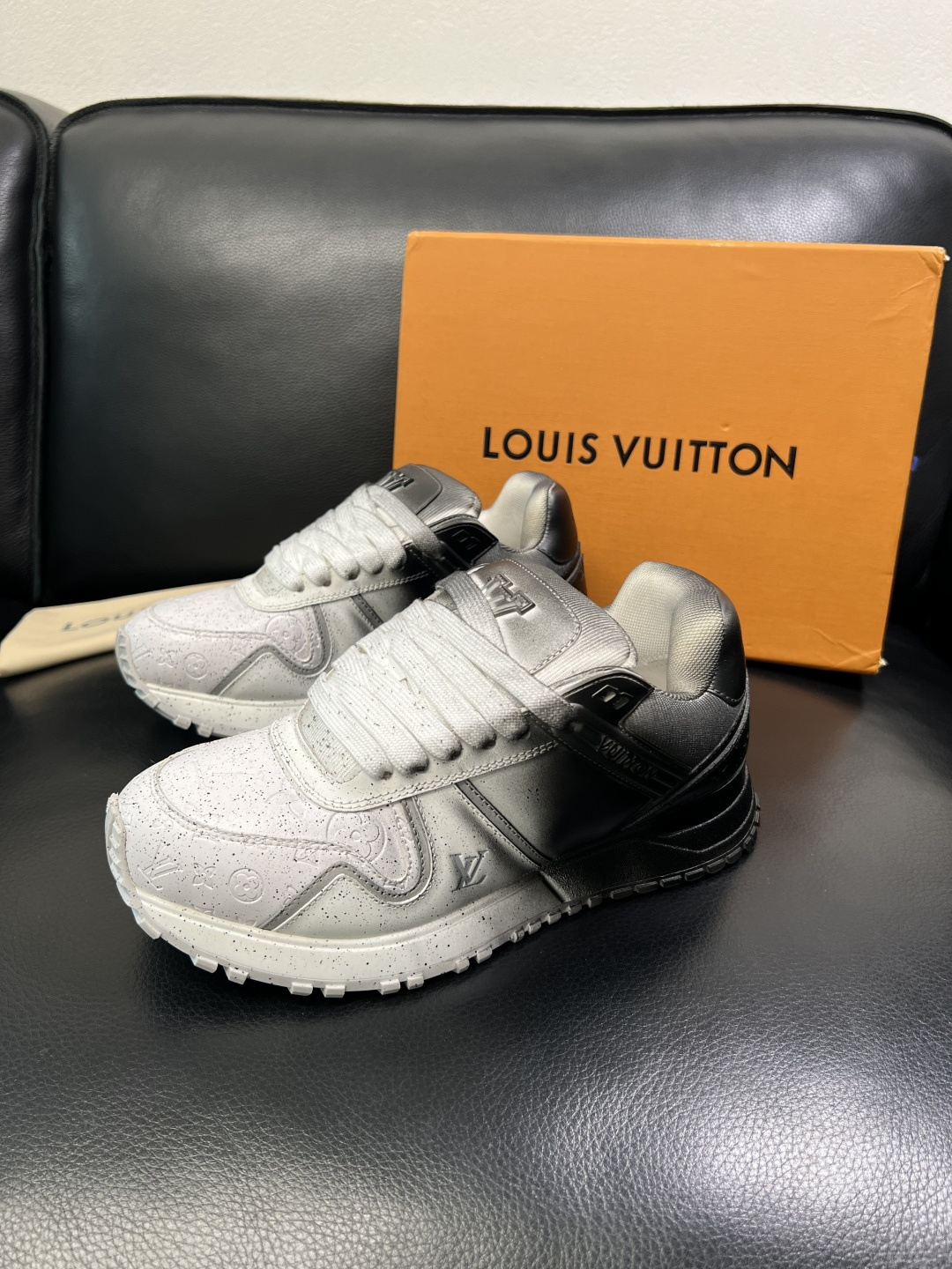 Lv 高品质 顶级工艺品 路易威登，运动板鞋专柜同步原厂配置，鞋面意大利进口牛皮改色面料，进口网布里垫柔