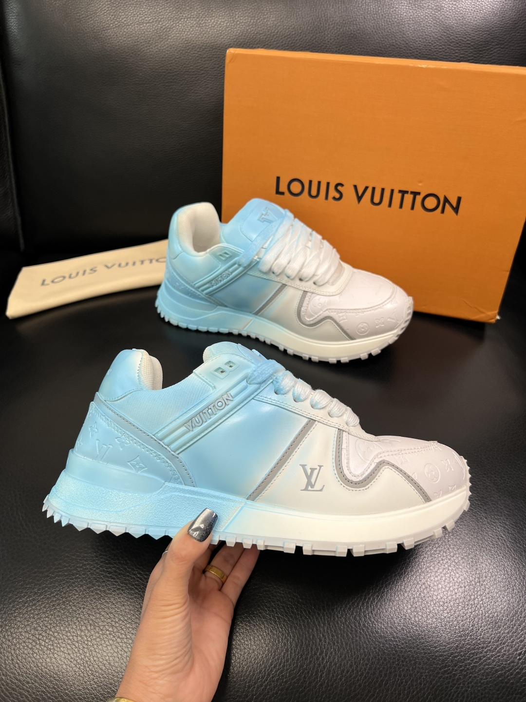 Lv 高品质 顶级工艺品 路易威登，运动板鞋专柜同步原厂配置，鞋面意大利进口牛皮改色面料，进口网布里垫柔