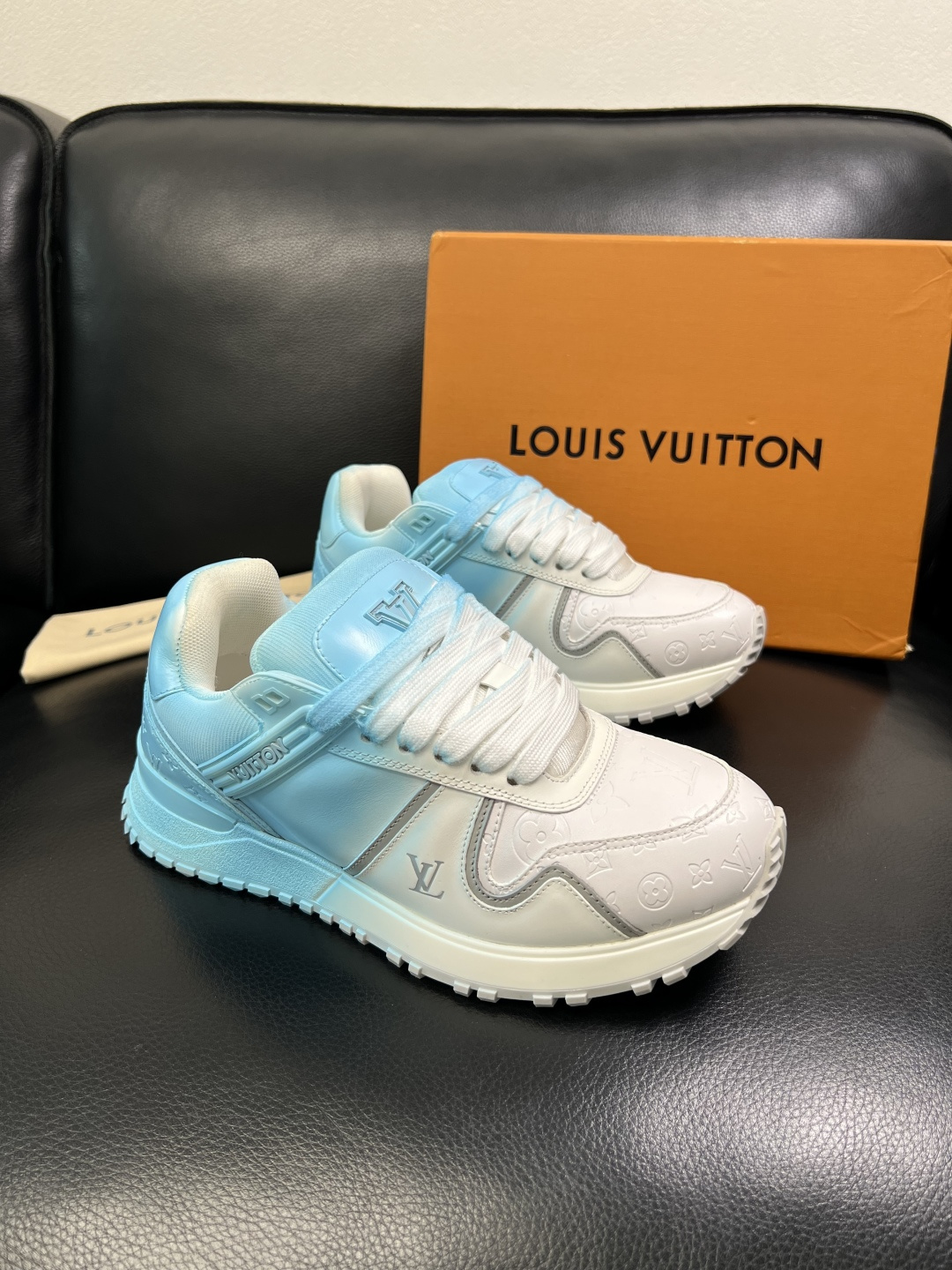 Lv 高品质 顶级工艺品 路易威登，运动板鞋专柜同步原厂配置，鞋面意大利进口牛皮改色面料，进口网布里垫柔