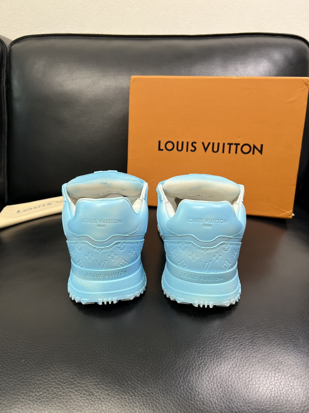 Lv 高品质 顶级工艺品 路易威登，运动板鞋专柜同步原厂配置，鞋面意大利进口牛皮改色面料，进口网布里垫柔