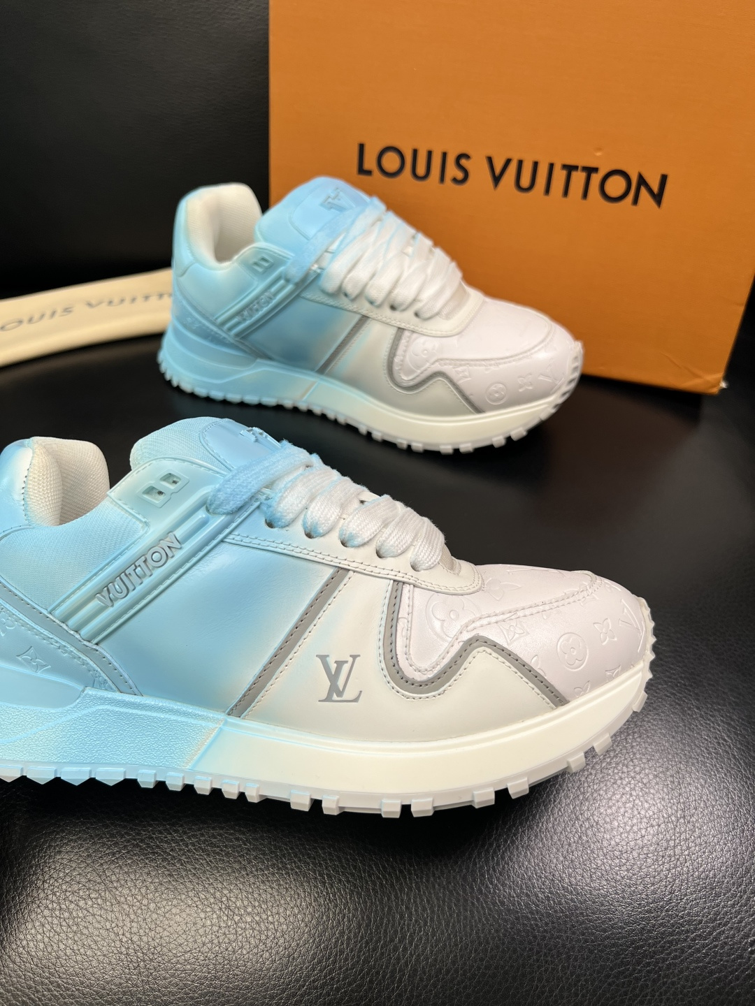 Lv 高品质 顶级工艺品 路易威登，运动板鞋专柜同步原厂配置，鞋面意大利进口牛皮改色面料，进口网布里垫柔