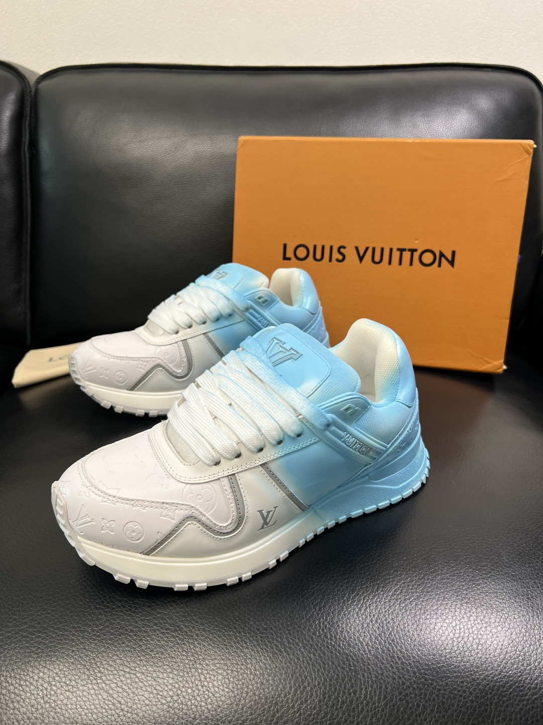 Lv 高品质 顶级工艺品 路易威登，运动板鞋专柜同步原厂配置，鞋面意大利进口牛皮改色面料，进口网布里垫柔