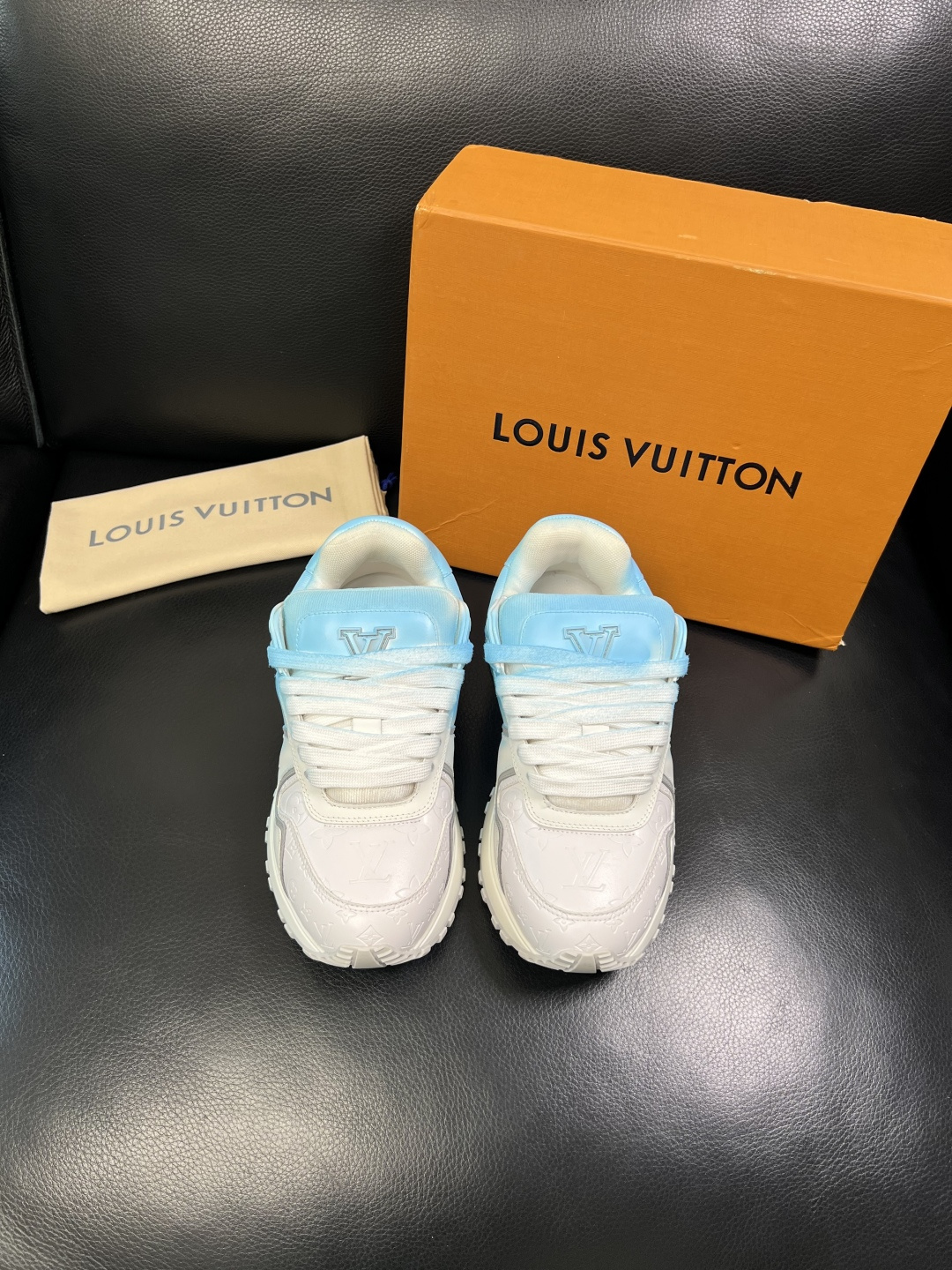 Lv 高品质 顶级工艺品 路易威登，运动板鞋专柜同步原厂配置，鞋面意大利进口牛皮改色面料，进口网布里垫柔